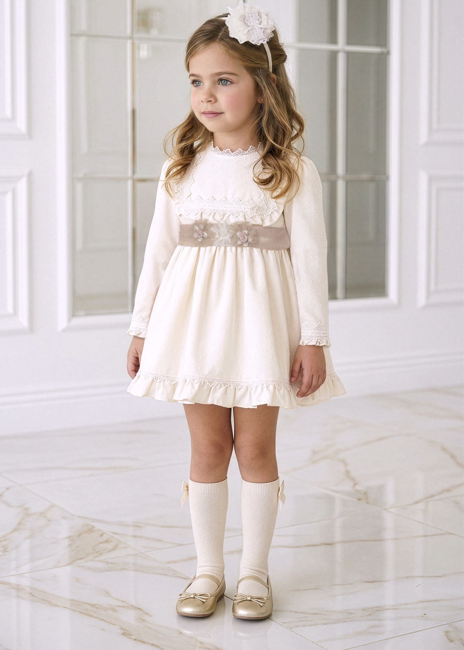 Niña luciendo el vestido elegante de ceremonia en tono beige crudo de la marca española Miranda