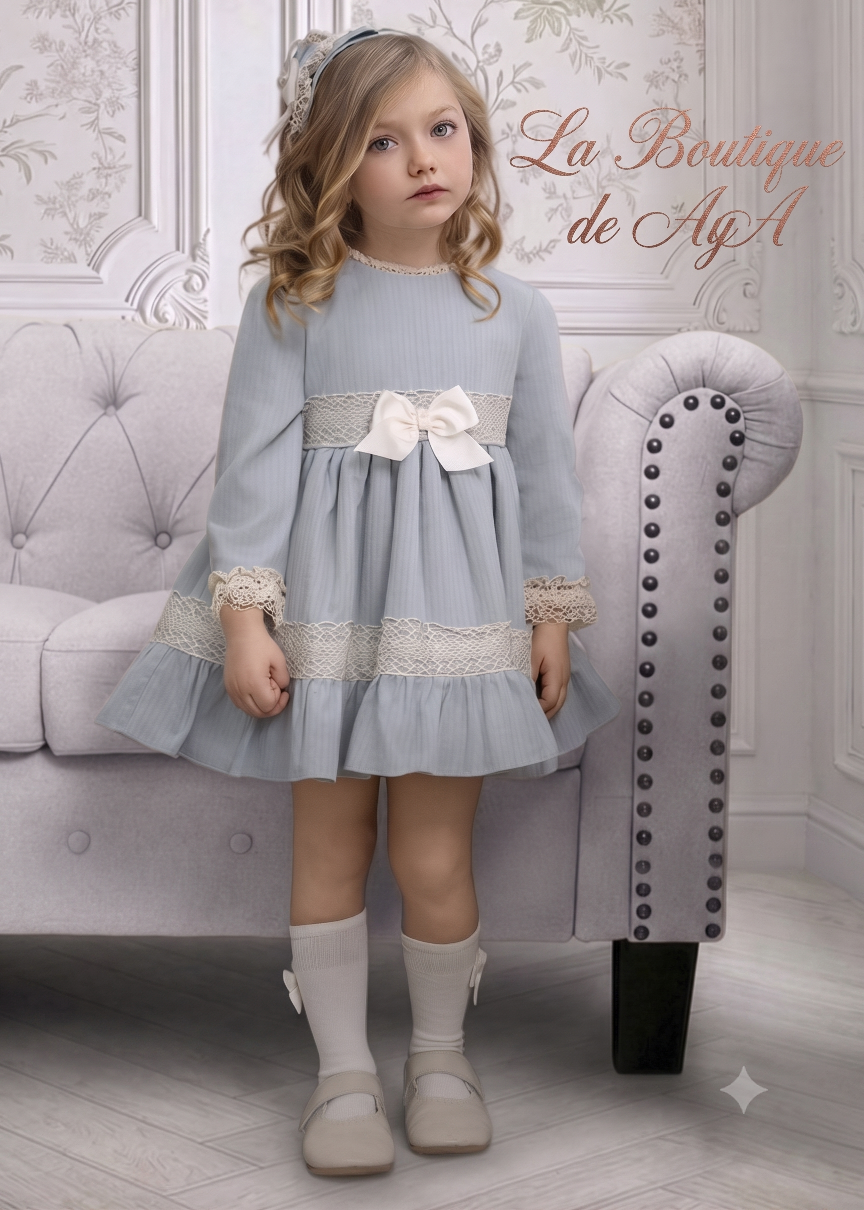 Niña luciendo el vestido elegante de ceremonia en tono azul verdoso de la marca española Miranda