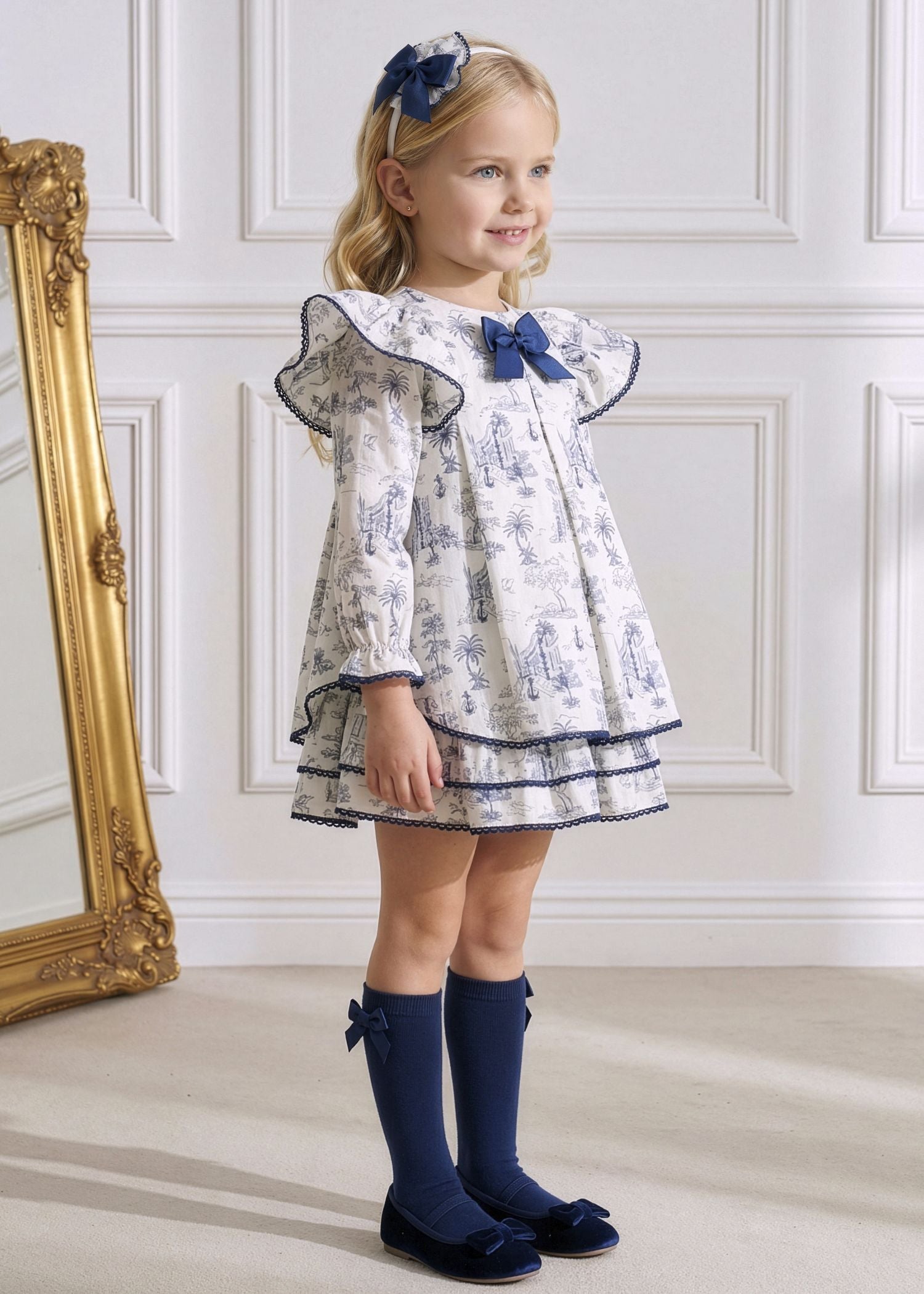 Niña luciendo el elegante vestido Toile de Jouy azul marino con volantes de la marca española Miranda