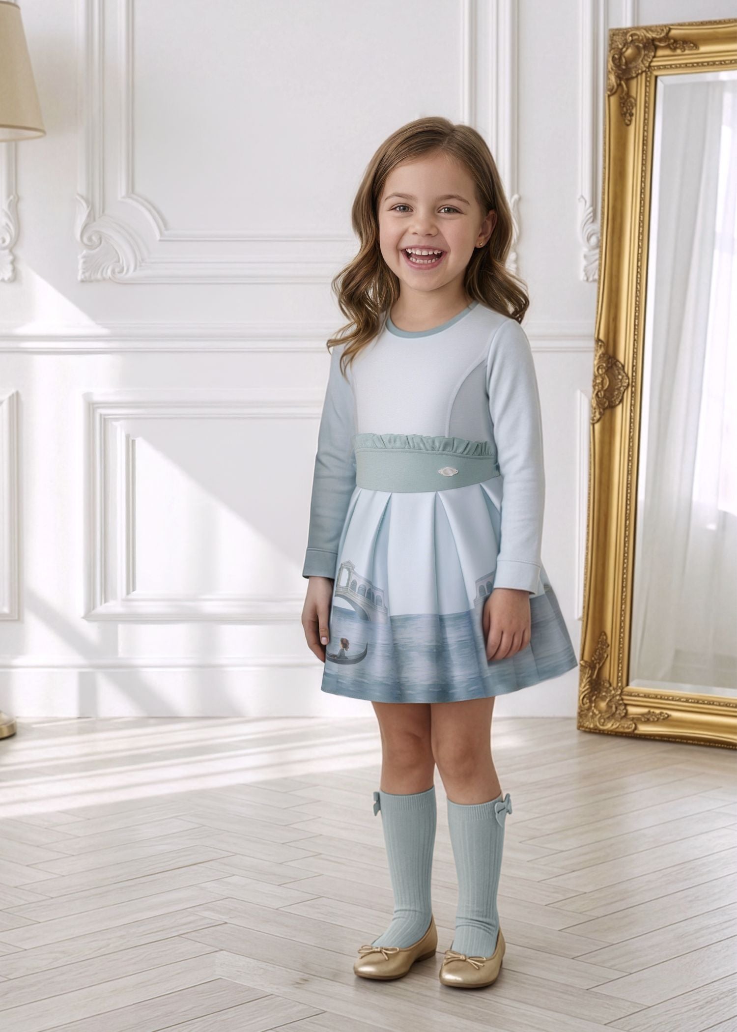 Niña luciendo el vestido verde agua de invierno con falda estampada de Venecia de la marca española Miranda