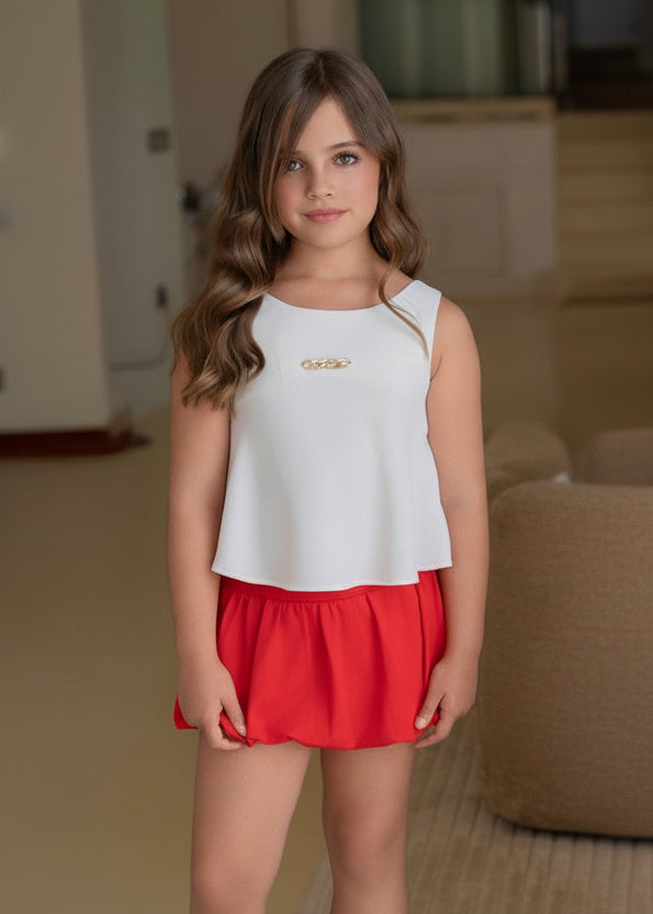 Blusa niña blanca con detalle dorado del conjunto Miranda.