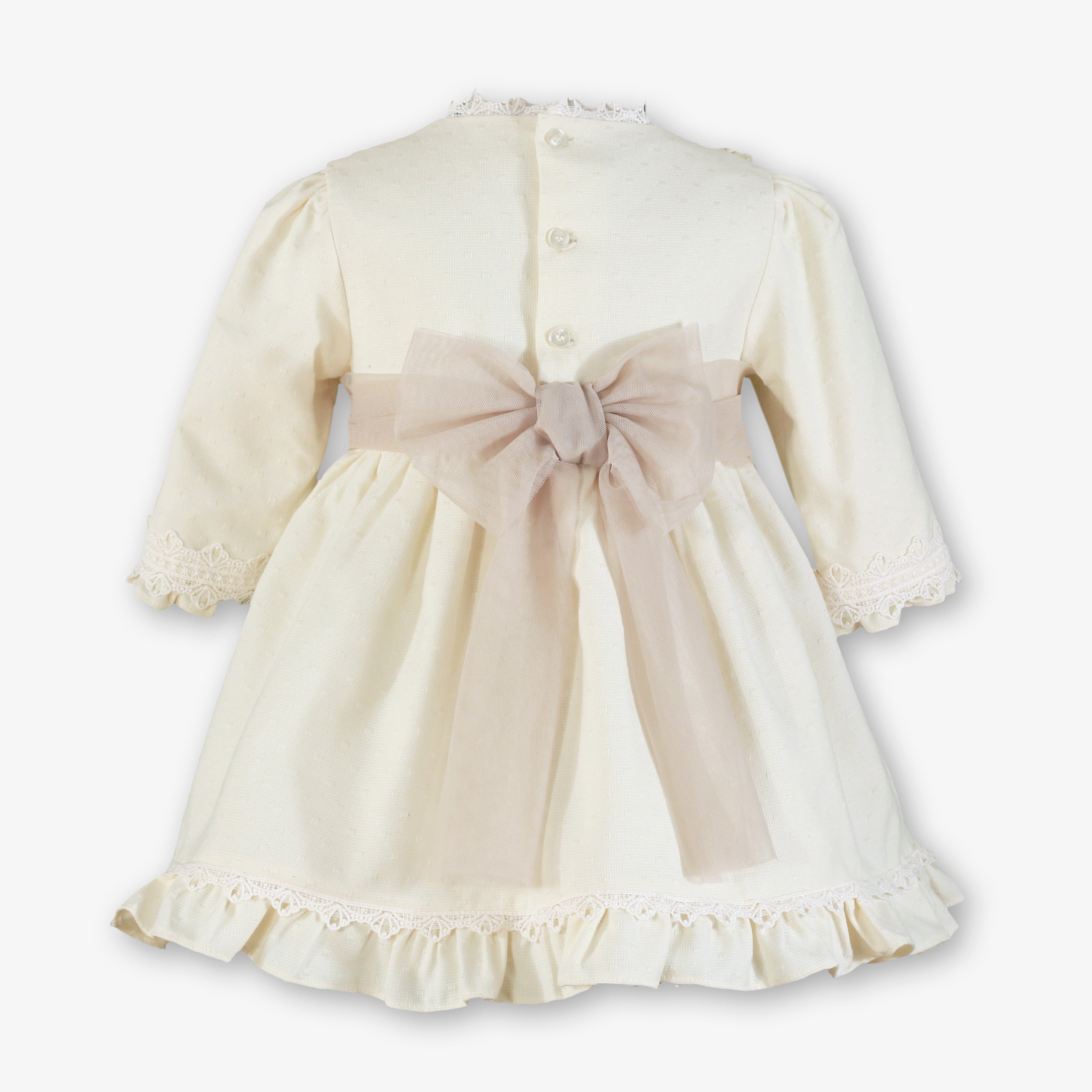 Vista trasera con gran lazada de tul y botonadura del vestido de vestir beige para niña de la firma Miranda