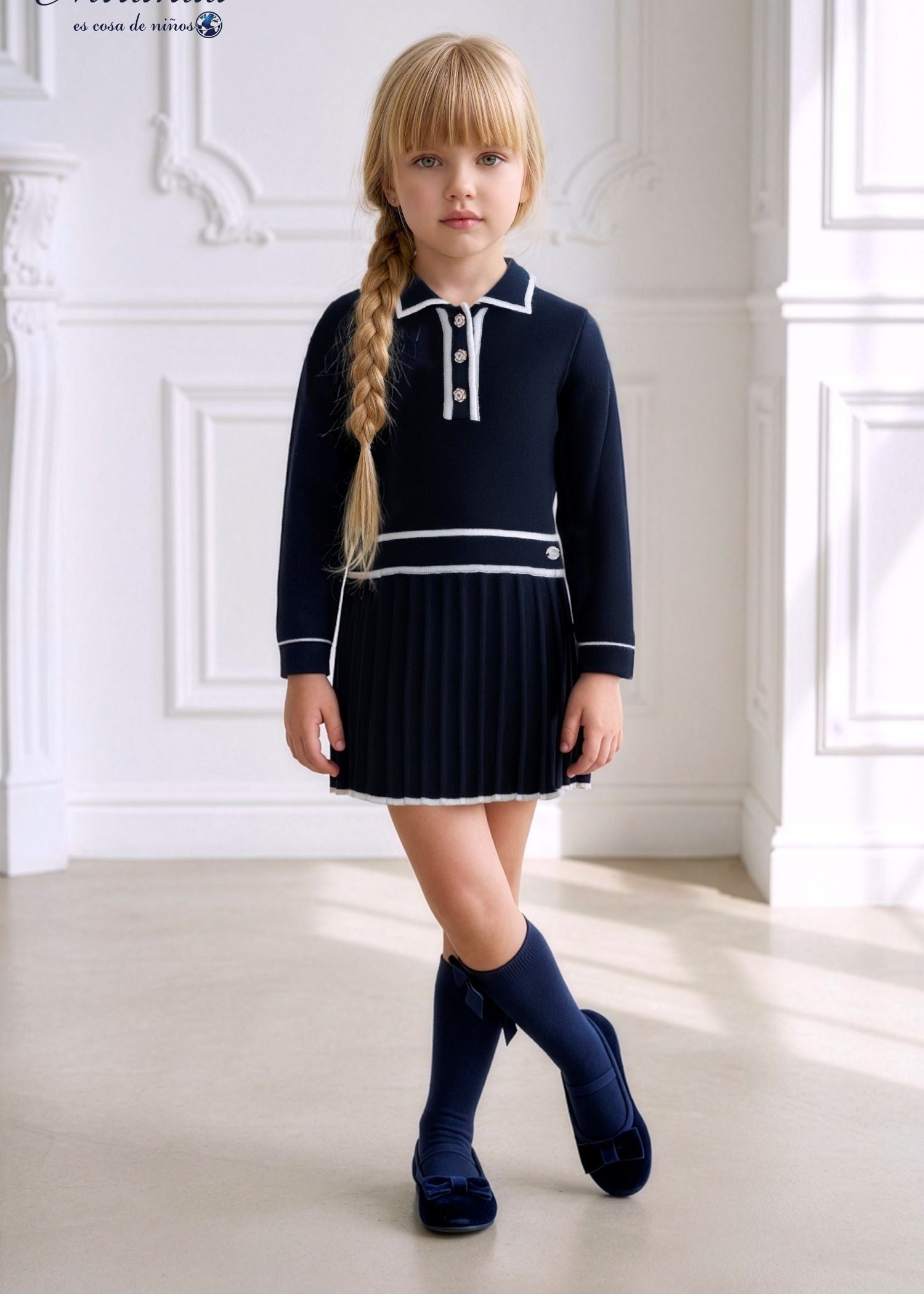 Niña luciendo el vestido elegante de punto azul marino estilo polo de la marca española Miranda