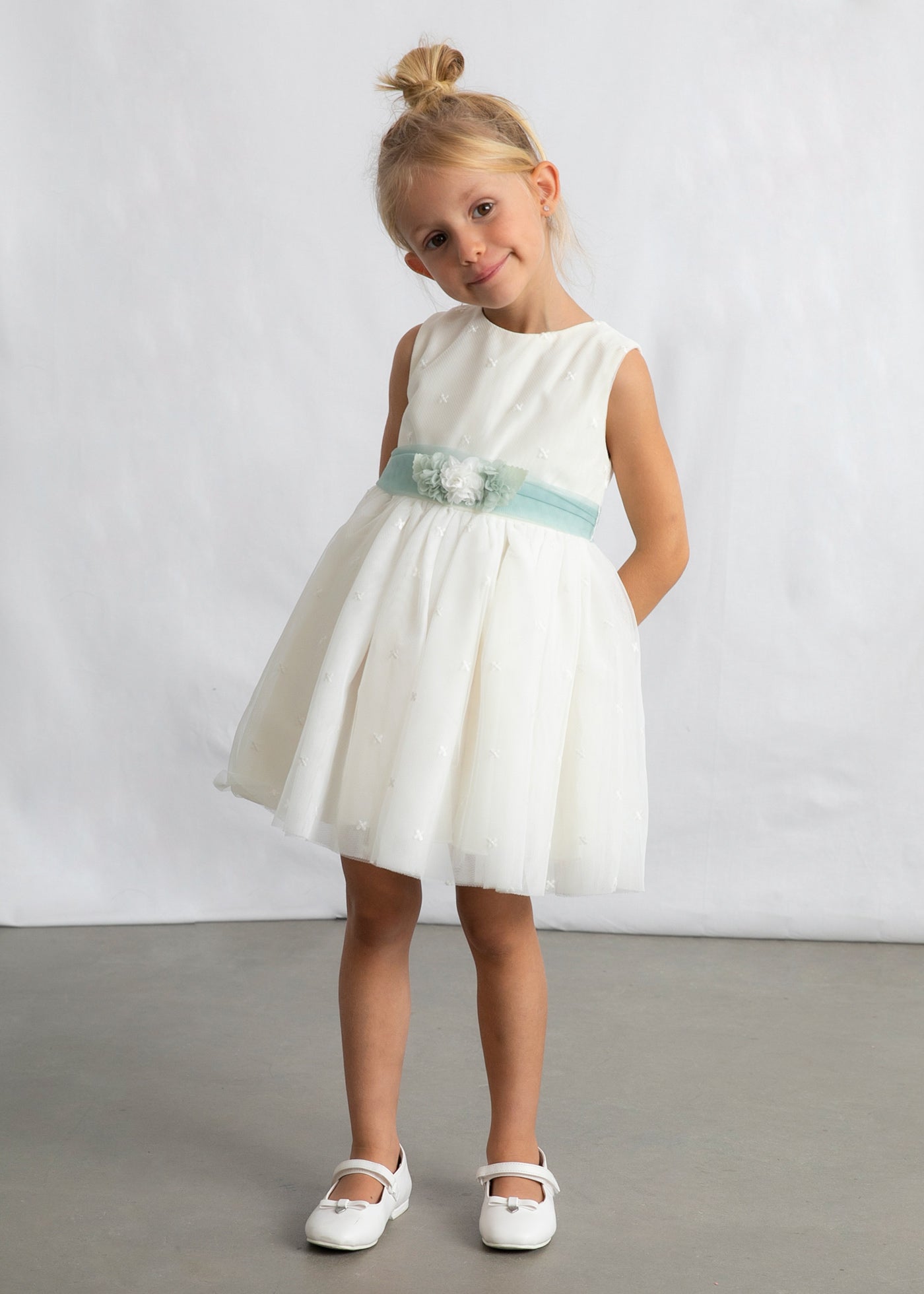 Vestido crudo de tul bordado Mayoral para niña con cinturón verde agua, vista frontal, SKU 03919