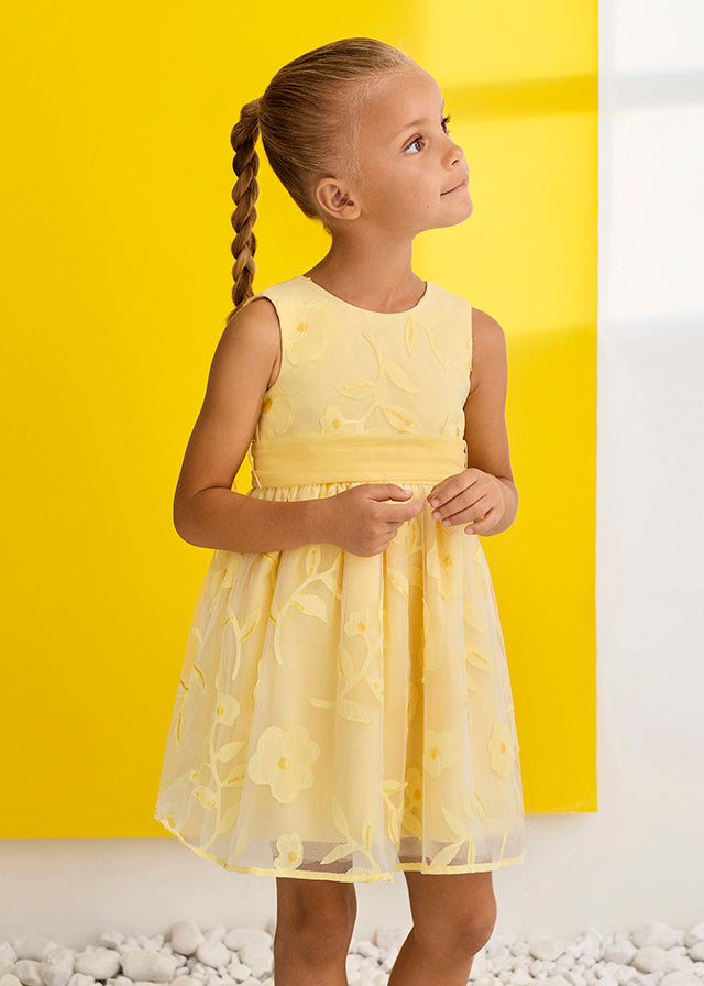 Vestido amarillo de ceremonia Abel & Lula con flores troqueladas y lazada de tul, ideal para arras y eventos, SKU 05042.