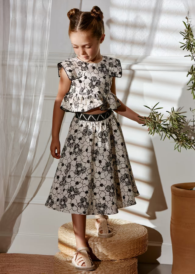 “Conjunto niña Abel & Lula crema y negro con top y falda midi estampada, SKU 05063.”