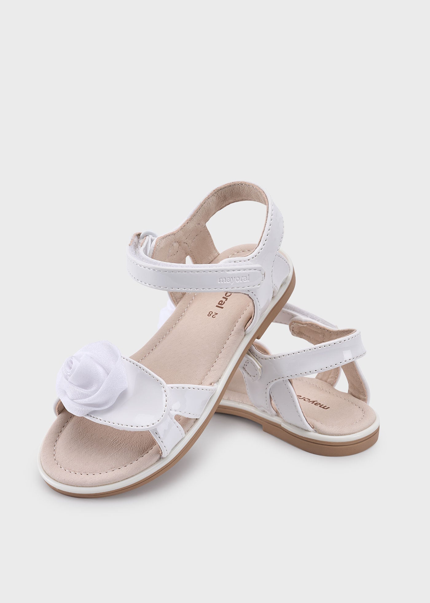 Sandalia de Charol con Flor Mayoral Color Blanca- Niña (Tallas 26-36)
