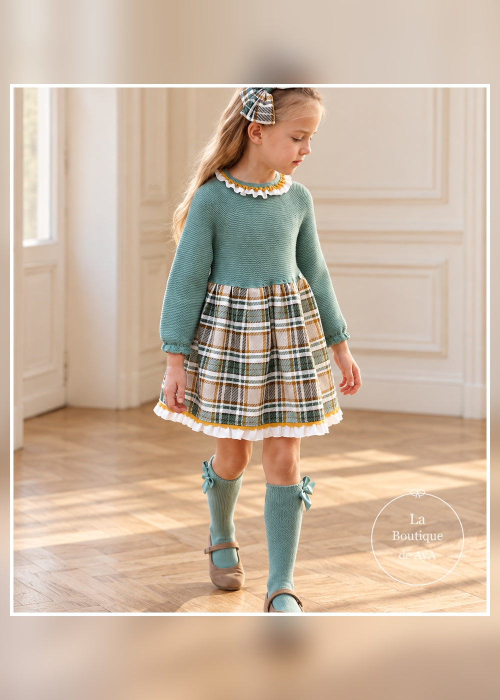 Vestido bebé niña cuerpo punto verde hoja y cuadros Juliana 26646 - modelo en movimiento - referencia 26646