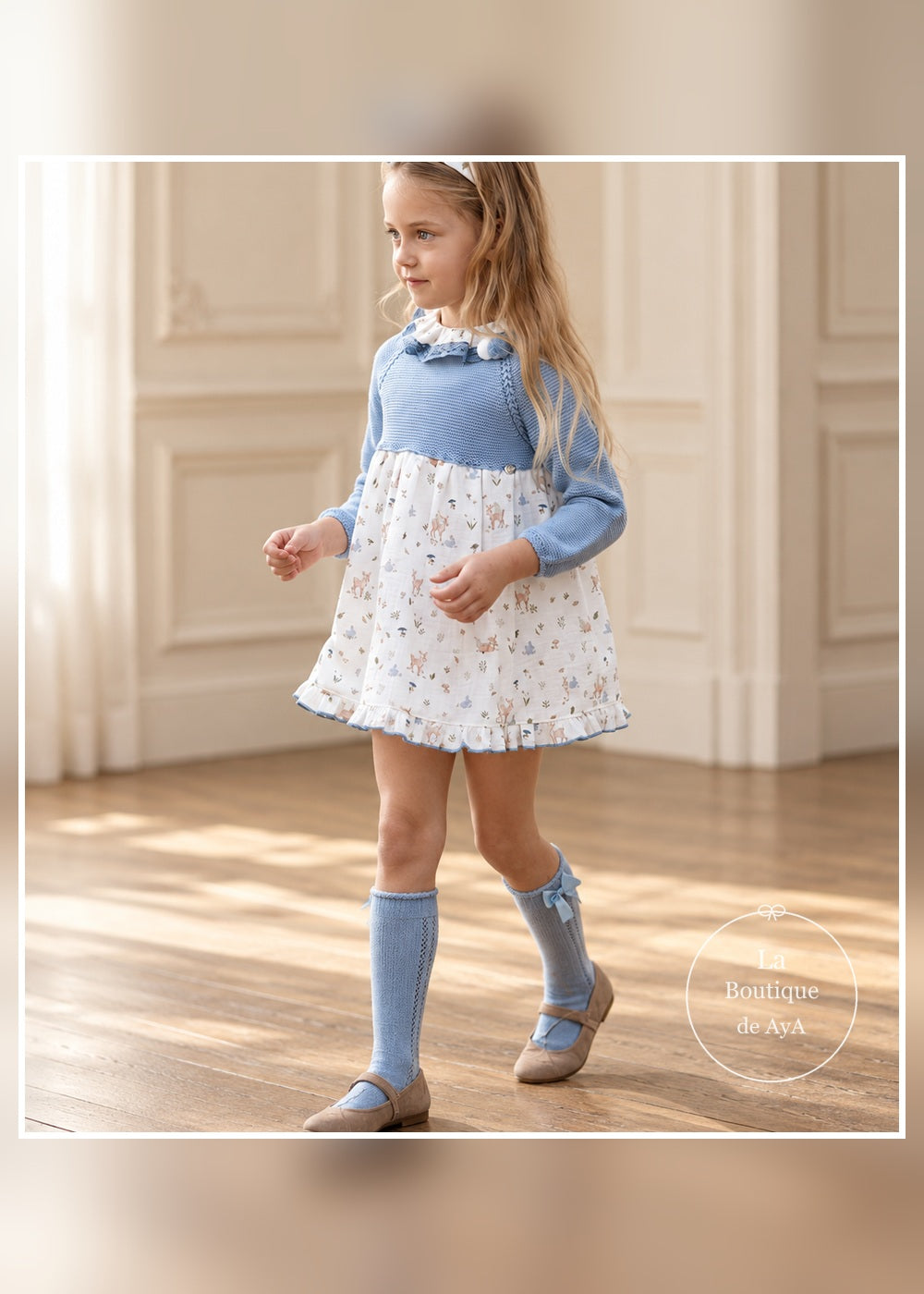 Vestido bebé niña cuerpo punto azul cielo animalitos Juliana 26647 - modelo en movimiento - referencia 26647
