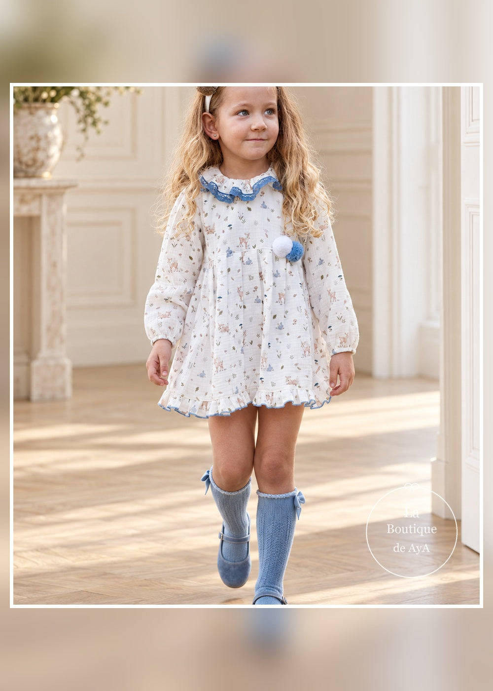 Vestido niña azul cielo animalitos corte cintura Juliana 26664 - modelo en movimiento - referencia 26664