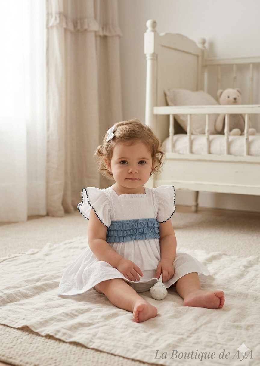 Vestido de ceremonia para bebé niña en plumeti blanco con mangas de volante, fajín fruncido azul y braguita a juego, de la marca Miranda.
