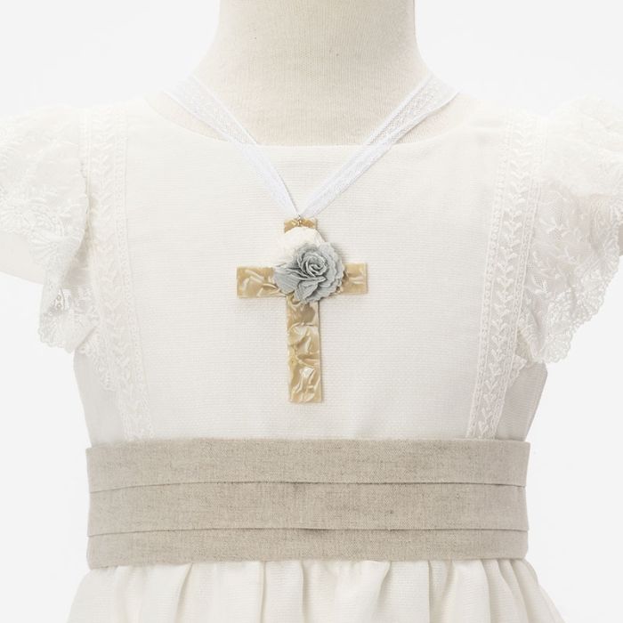 Colgante Irta azul pastel con cruz nacarada y cinta de encaje Siena - La boutique de AyA Siena