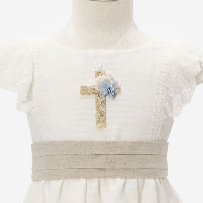 Colgante Cora azul cielo con cruz nacarada y cinta de encaje Siena - La boutique de AyA Siena