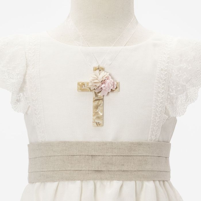 Colgante Cora rosa pastel con cruz nacarada y cinta de encaje Siena - La boutique de AyA Siena