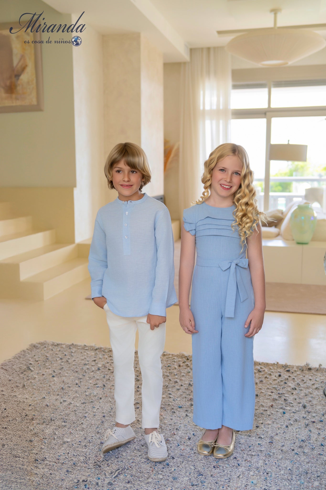 Mono niña azul con cinturón y volantes Miranda 0328