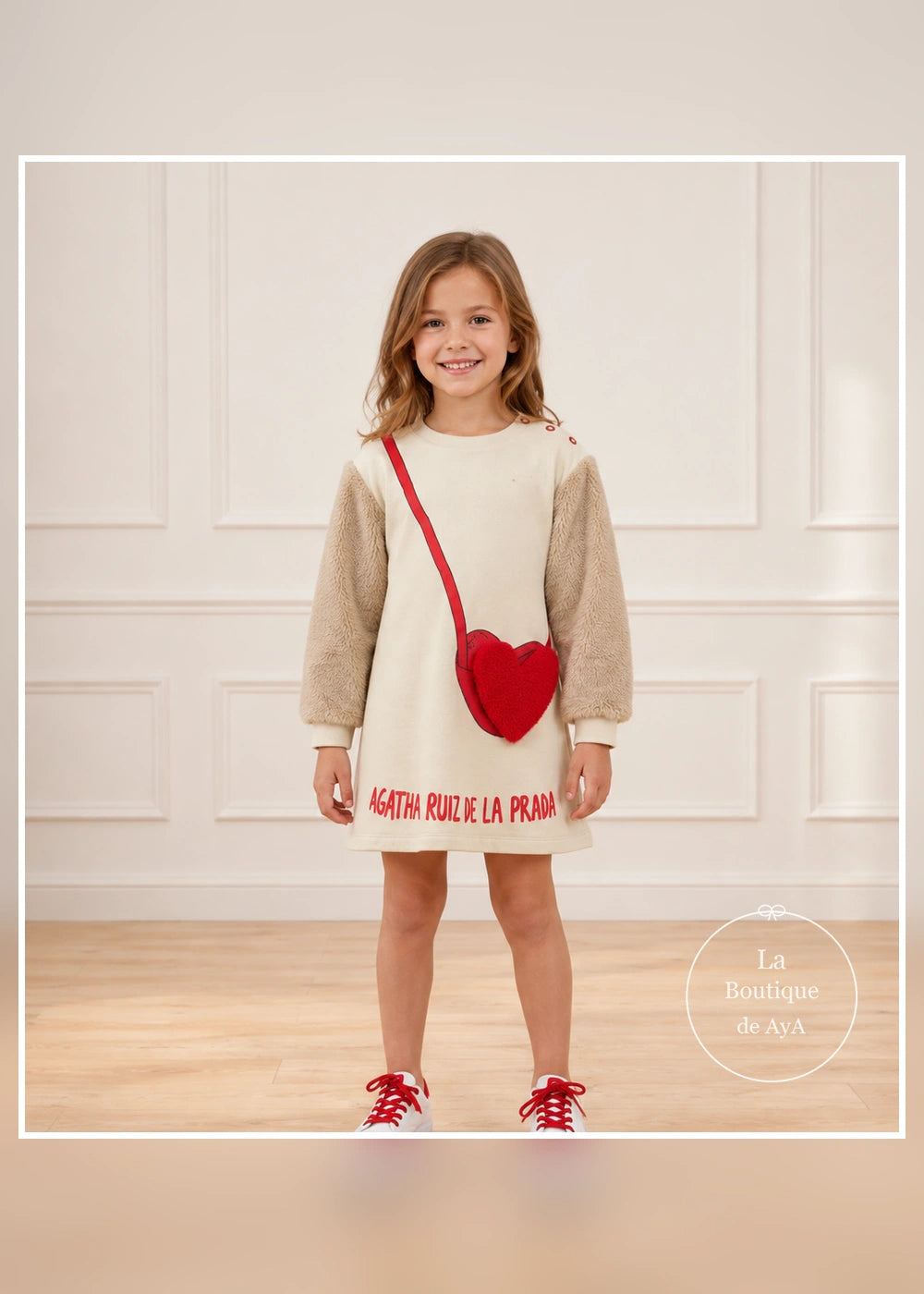 Modelo con vestido blanco y corazón rojo Agatha Ruiz de la Prada 8238W26