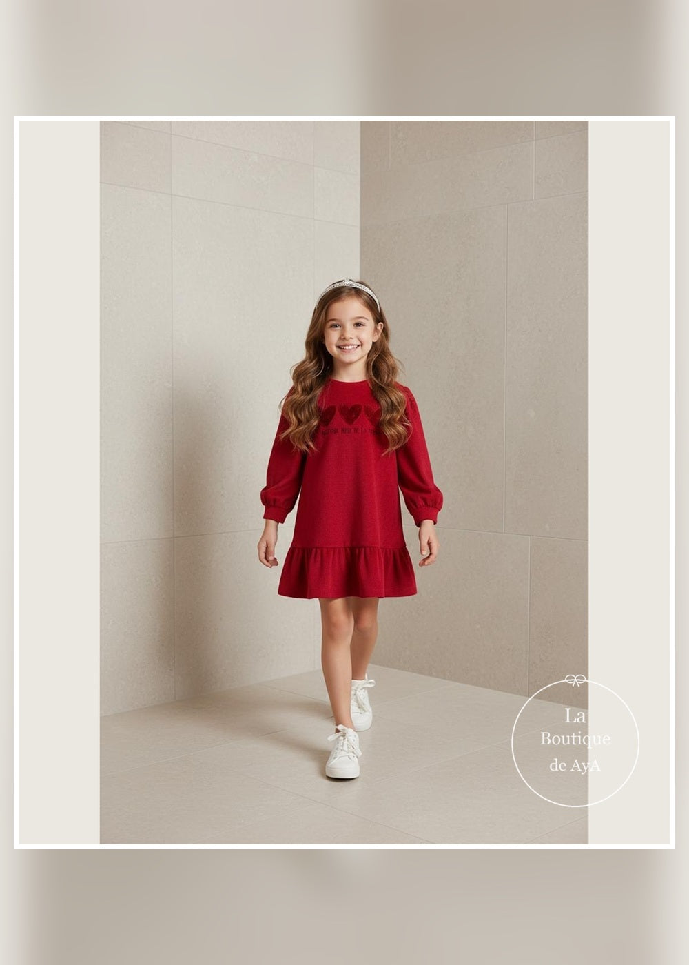 Modelo con vestido rojo Hearts Agatha Ruiz de la Prada 8239W26