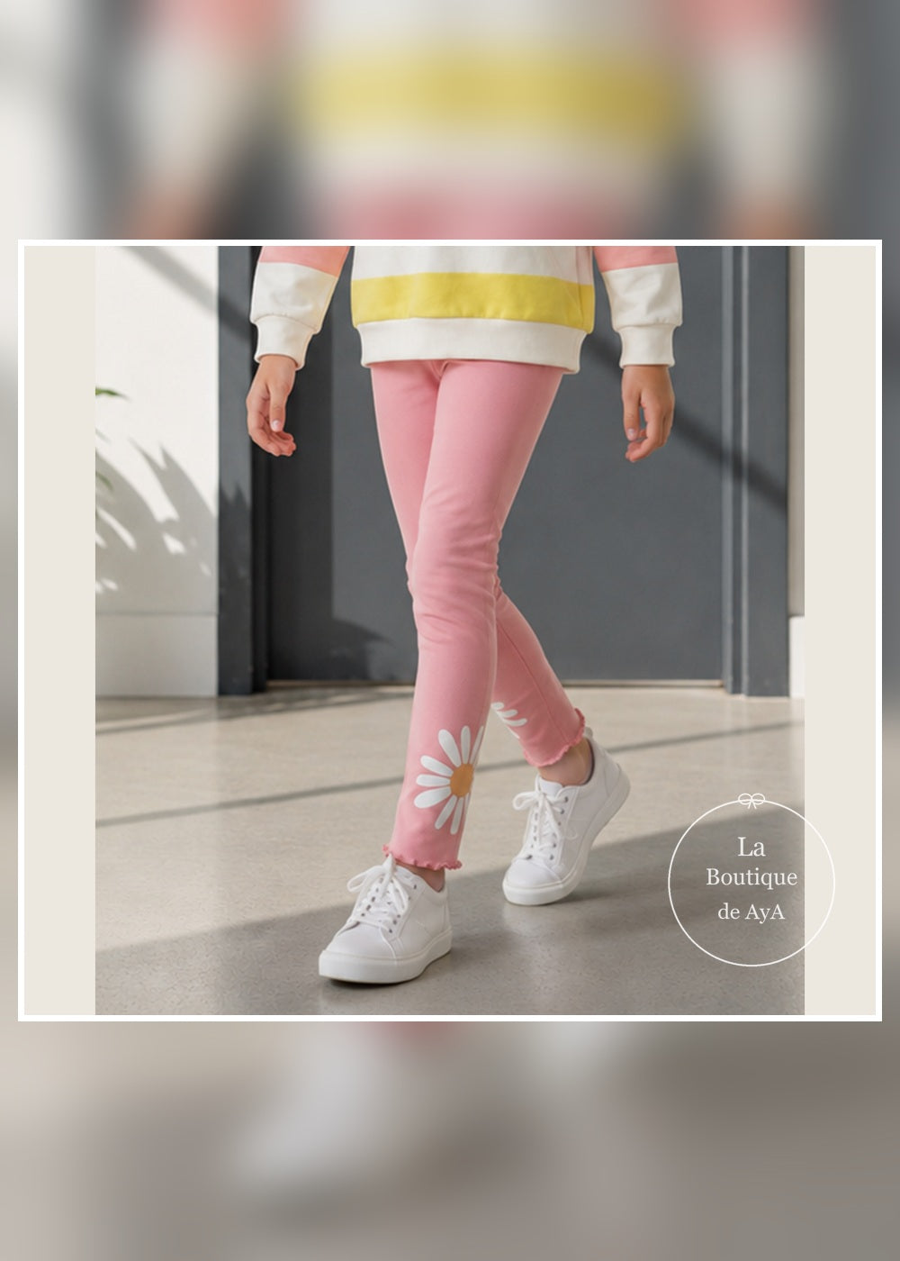 Detalle de margaritas y borde ondulado de los leggings rosas Daisy 8729W26