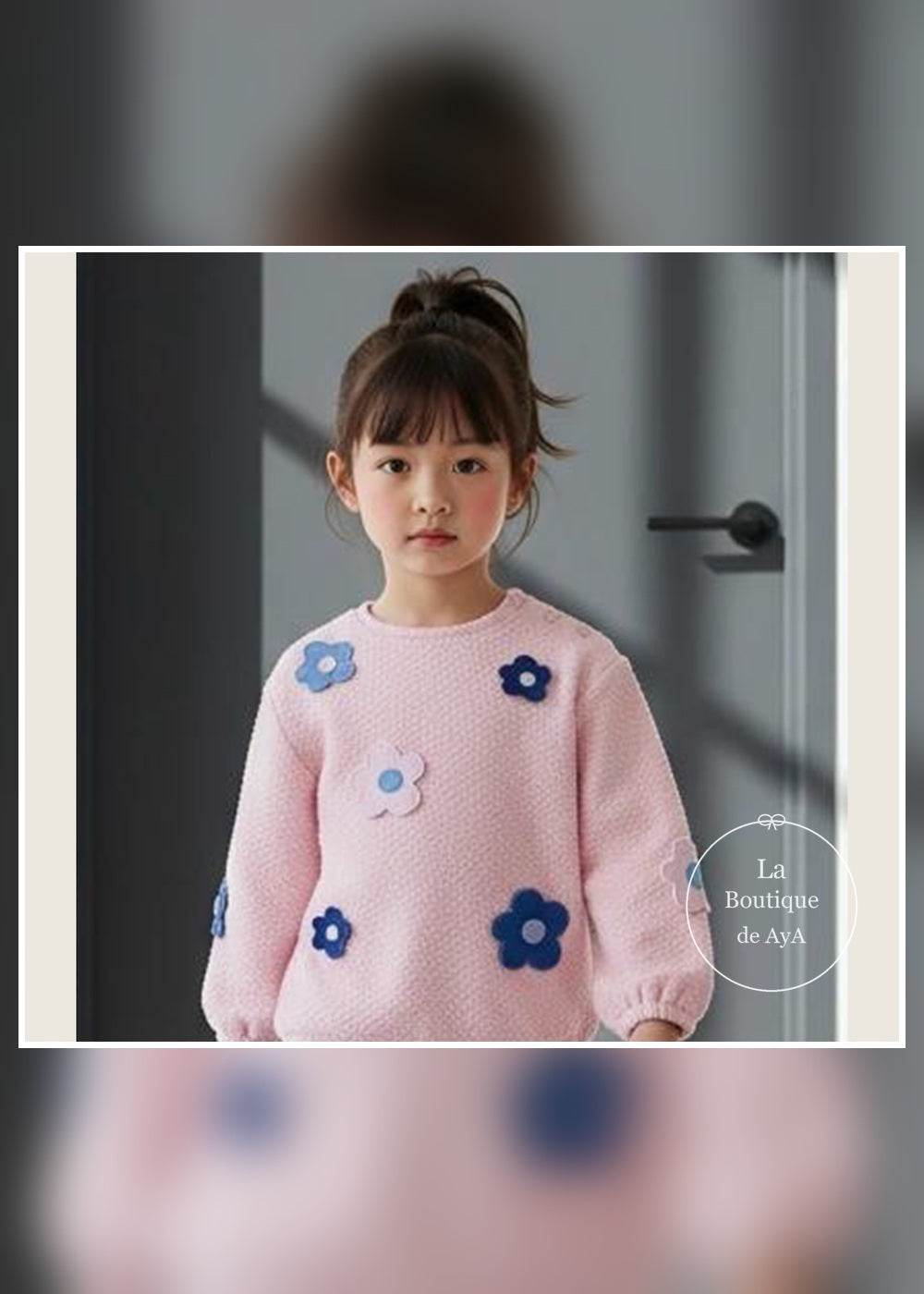 Detalle de la sudadera rosa acolchada con flores aplicadas Agatha Ruiz de la Prada