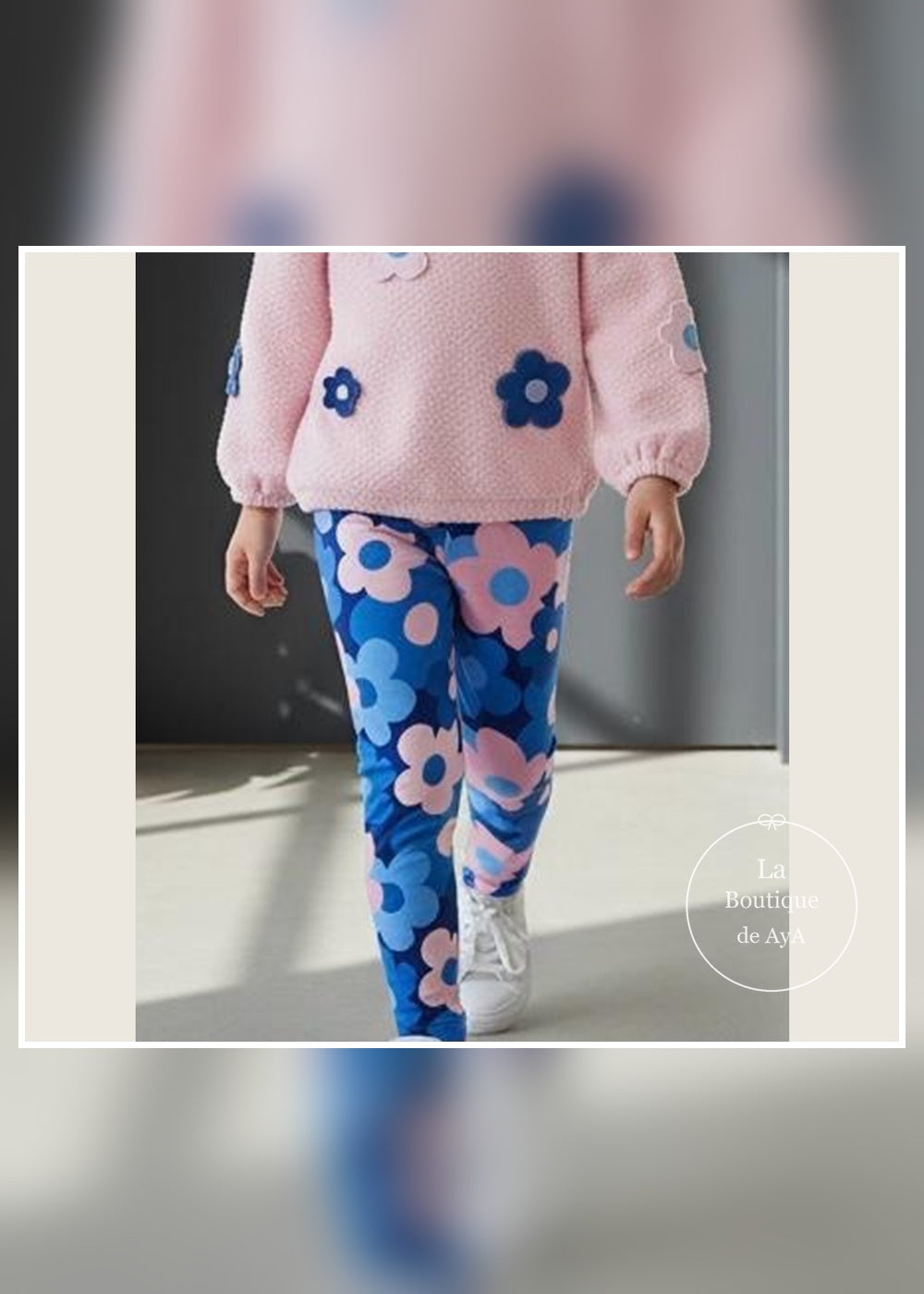 Detalle del estampado de flores azul y rosa de los leggings Flowers 8732W26