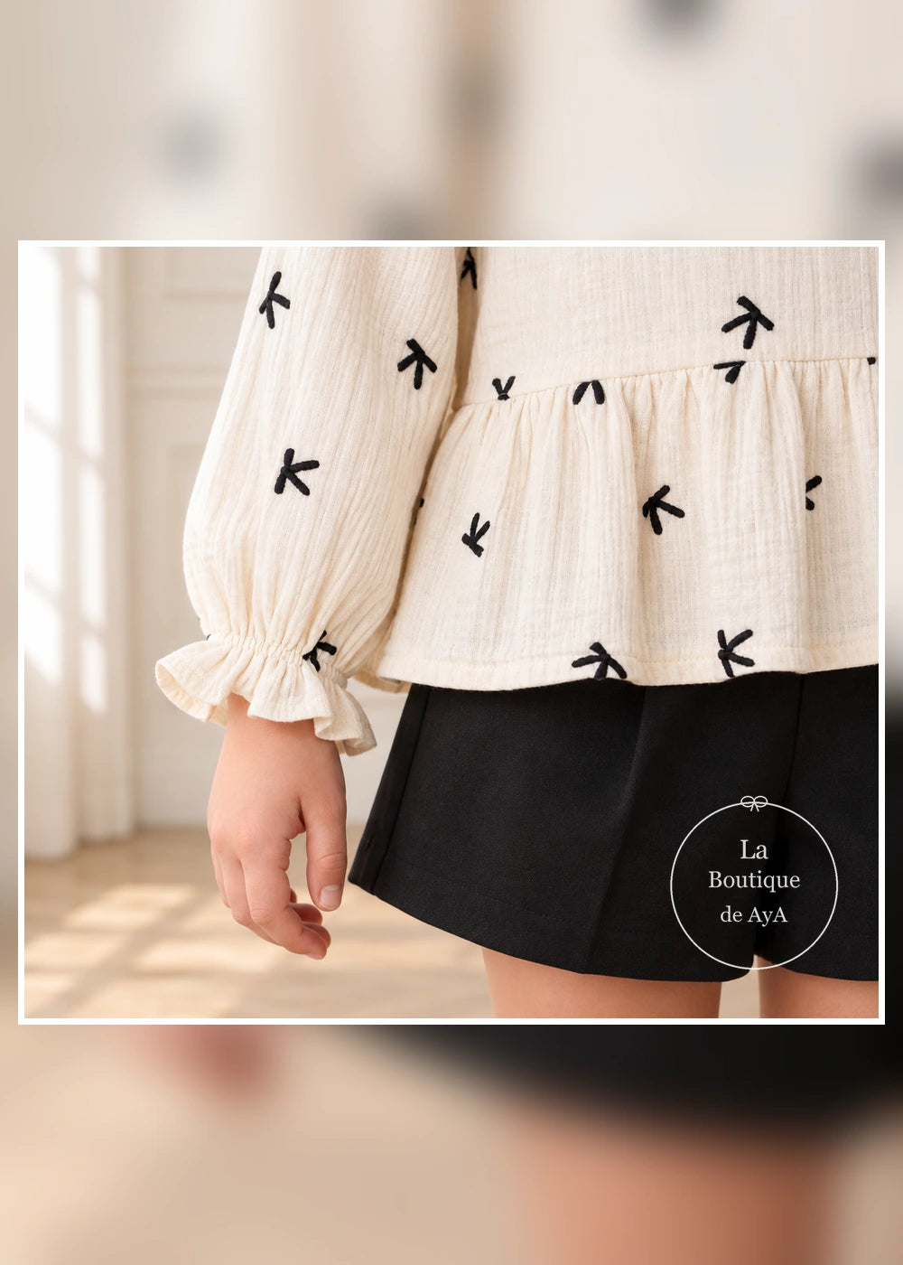Conjunto de blusa de lazos y falda pantalón negra para niña Mayoral, detalle del tejido y los acabados