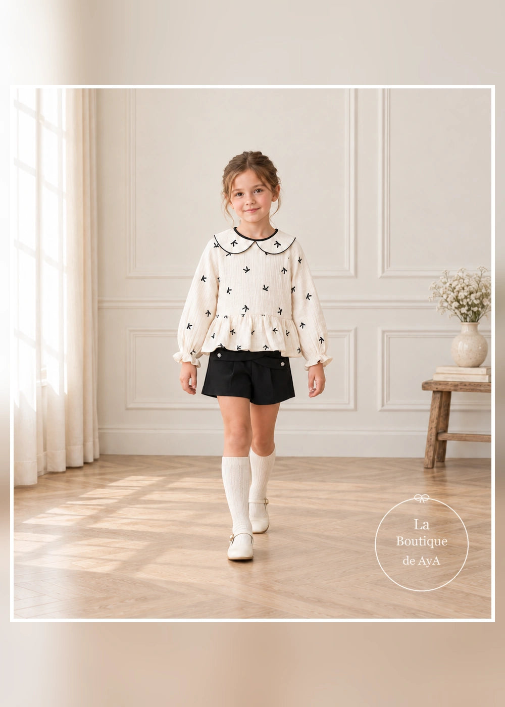 Conjunto de blusa de lazos y falda pantalón negra para niña Mayoral, vista en movimiento