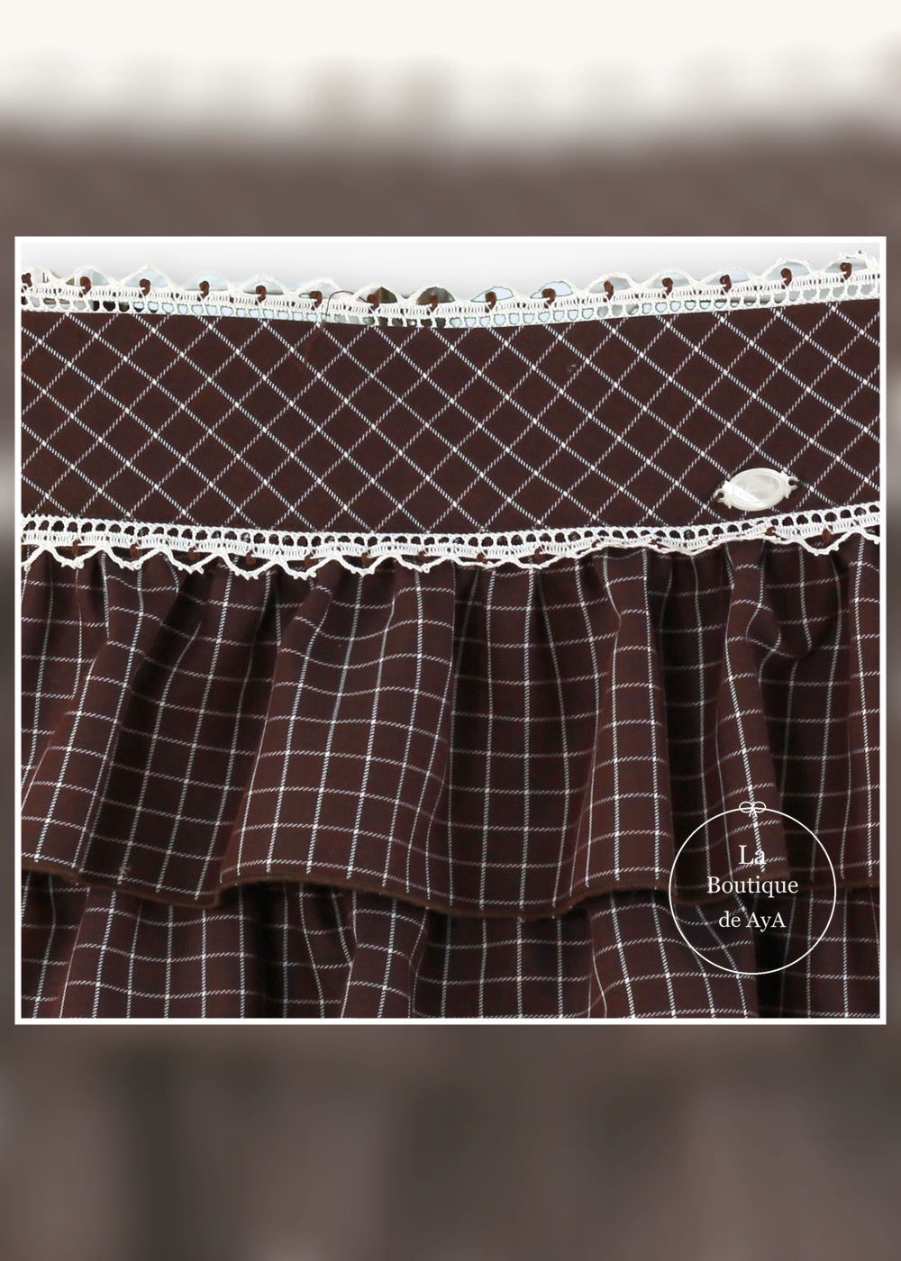 Detalle de la falda pantalón marrón de cuadros del conjunto Miranda 0247