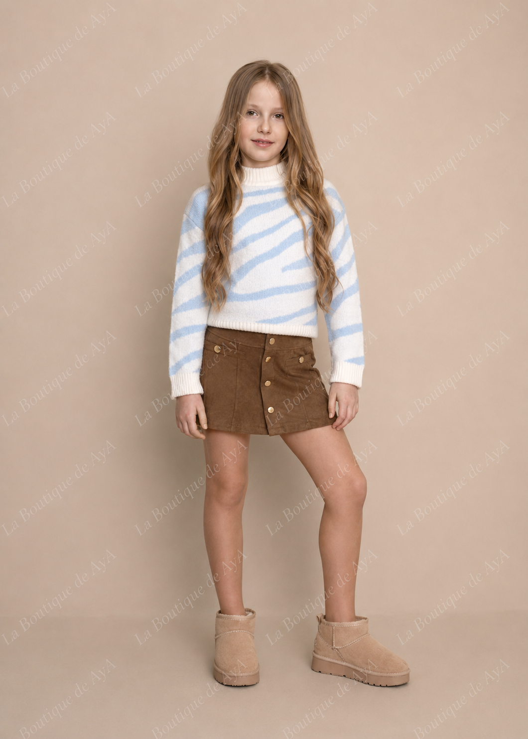 Niña con conjunto Miranda de jersey beige y celeste y falda camel con botones