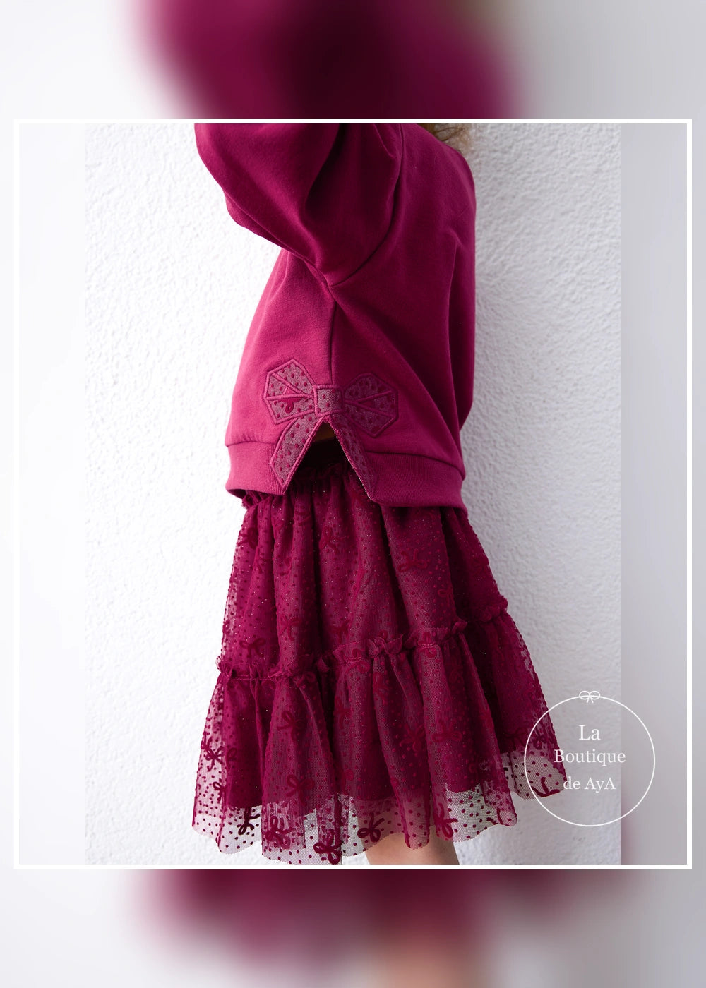 Conjunto sudadera y falda de tul framboise niña Mayoral 04934-060. Vista de detalle con modelo.