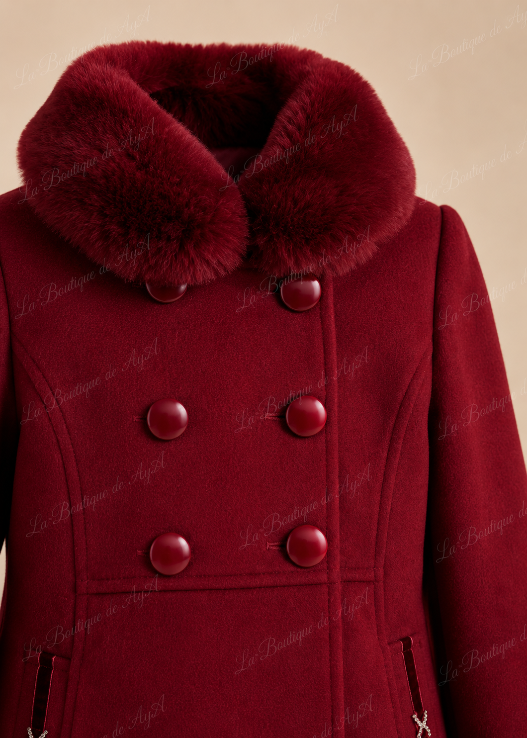 Detalle del cuello de pelo y doble botonadura del abrigo rojo Miranda