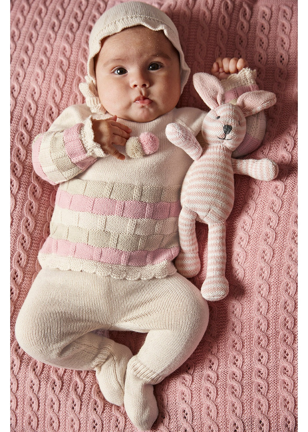 Conjunto recién nacido Juliana tres piezas cuadritos y franjas de color 26556, colección otoño invierno 2026/2027