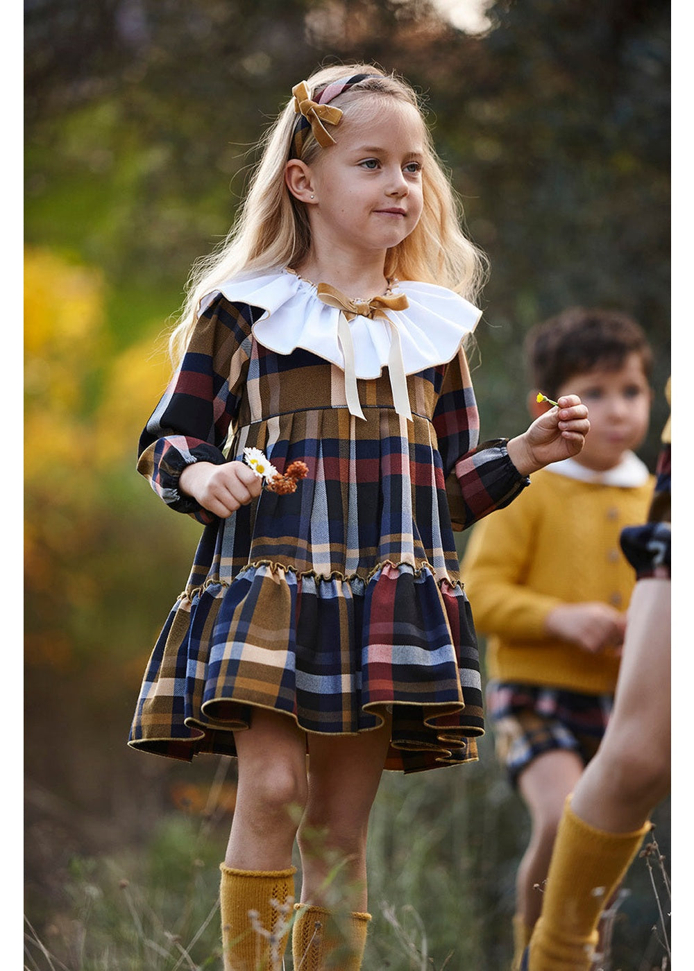 Vestido niña mostaza cuadros dos volantes Juliana 26671, colección otoño invierno 2026/2027