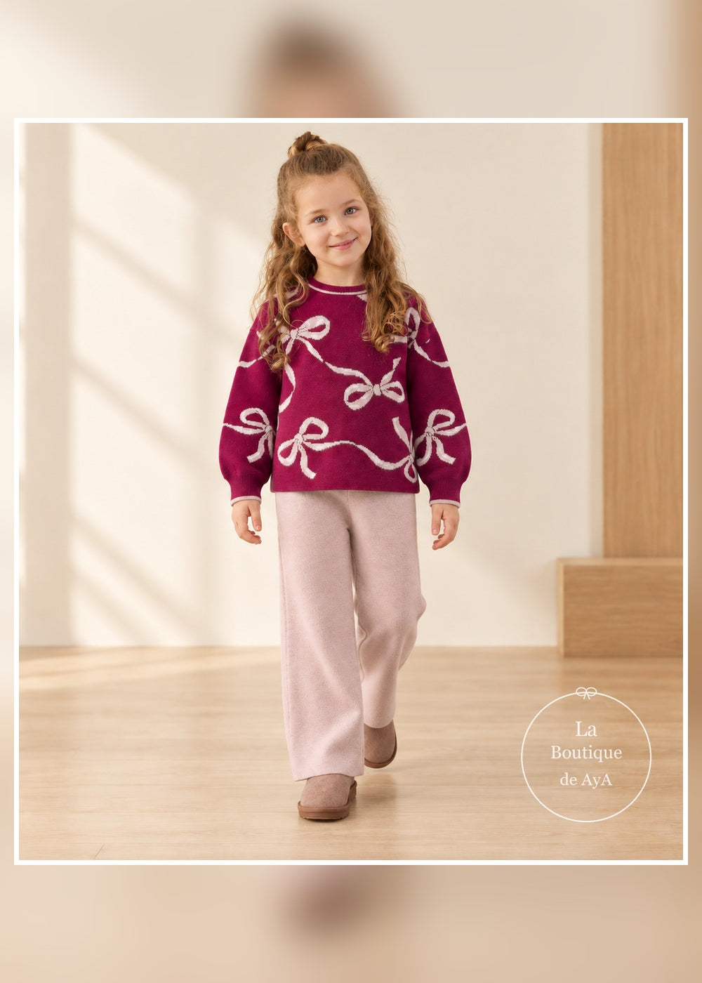 Conjunto de punto lazos framboise para niña Mayoral 04527: conjunto con modelo en movimiento