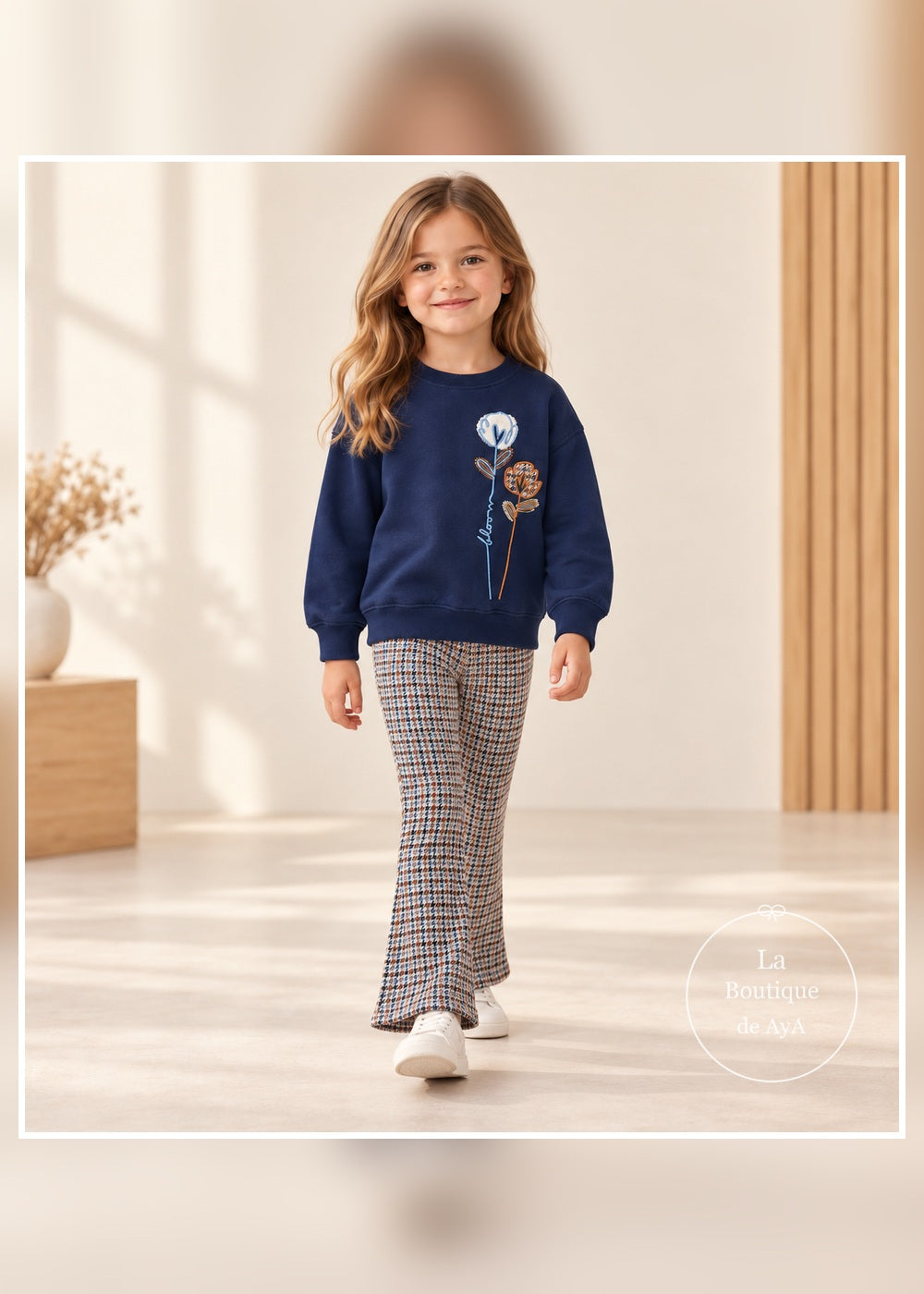 Conjunto sudadera y leggings marino para niña Mayoral 04738: conjunto con modelo en movimiento