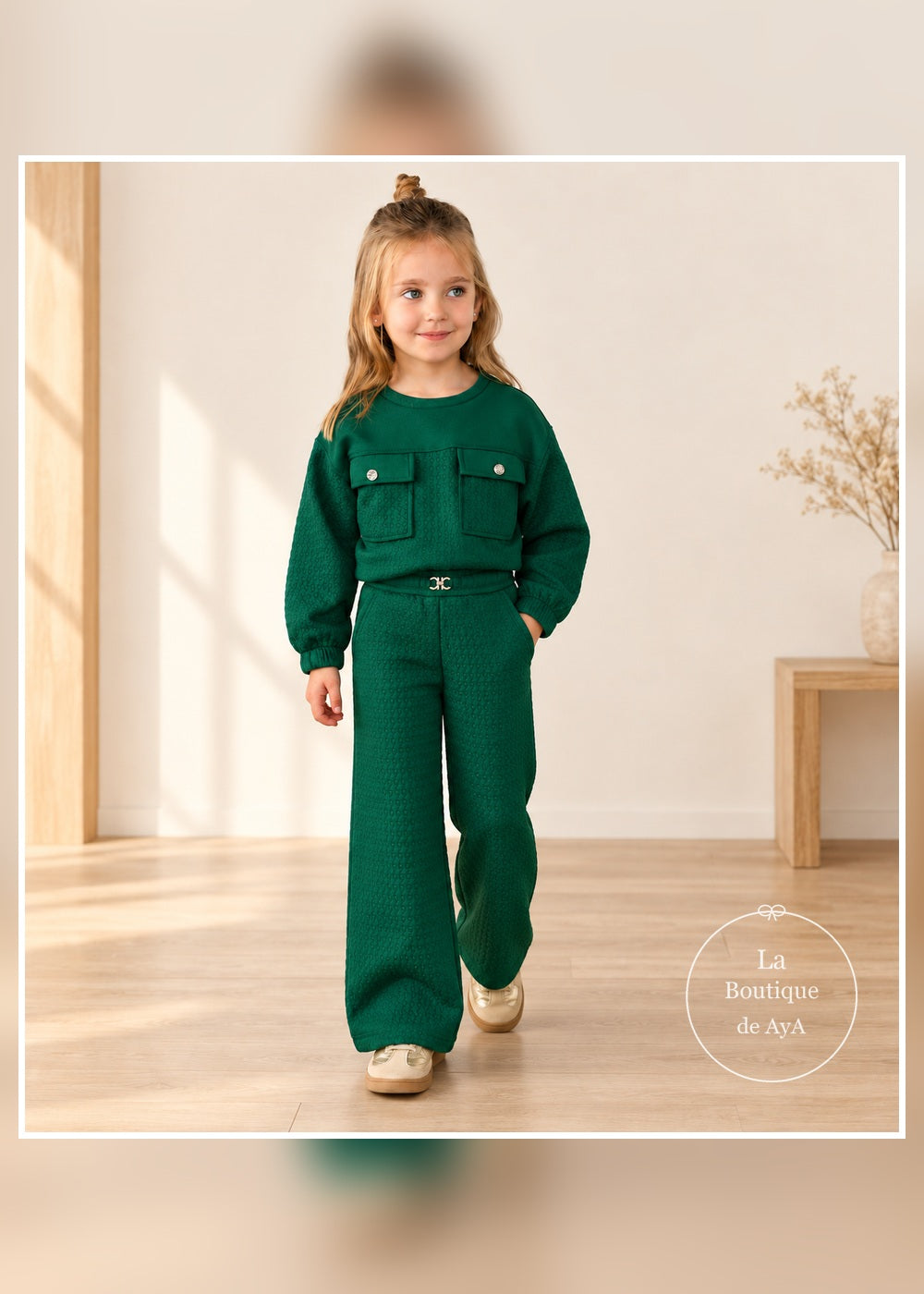 Conjunto texturado verde botella para niña Mayoral 04816: conjunto con modelo en movimiento