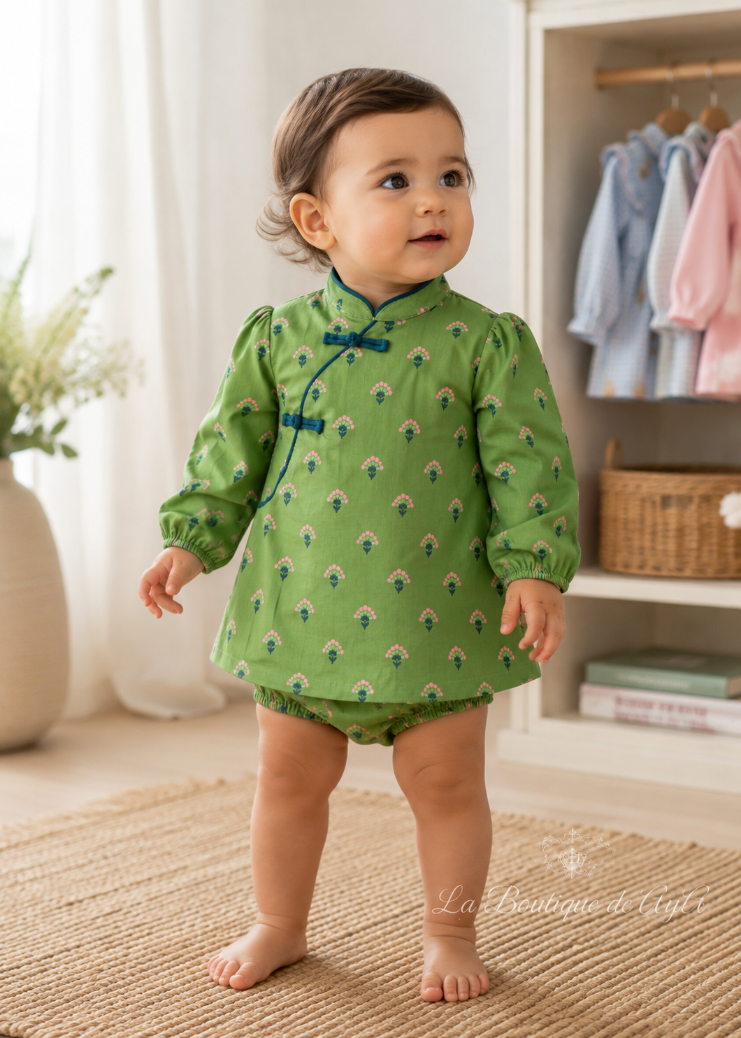 Bebé con vestido y braguita Miranda verde 40/0504/VB - modelo con marca de agua La Boutique de AyA