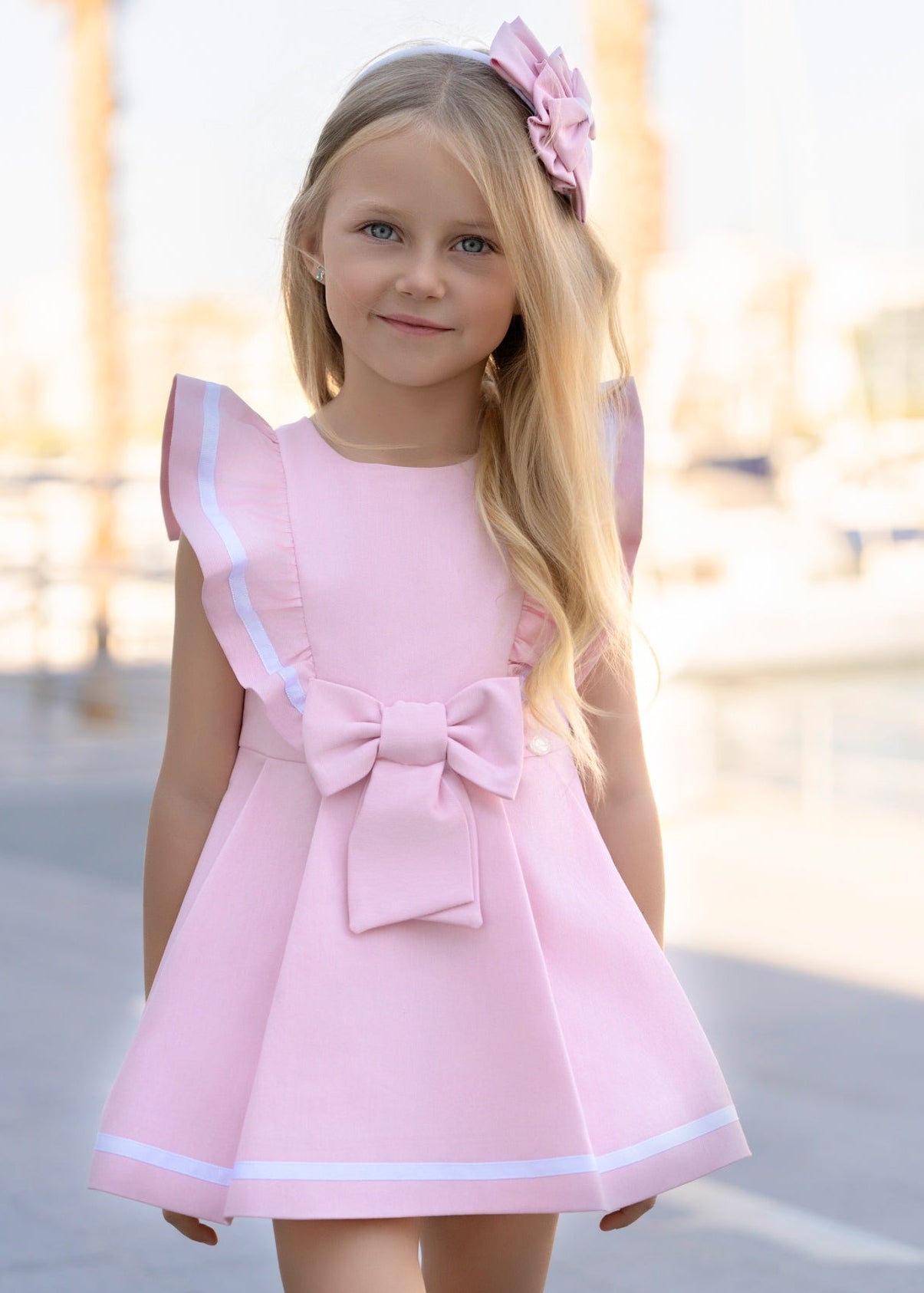 Vestido niña ceremonia rosa empolvado con volantes laterales y lazo Miranda