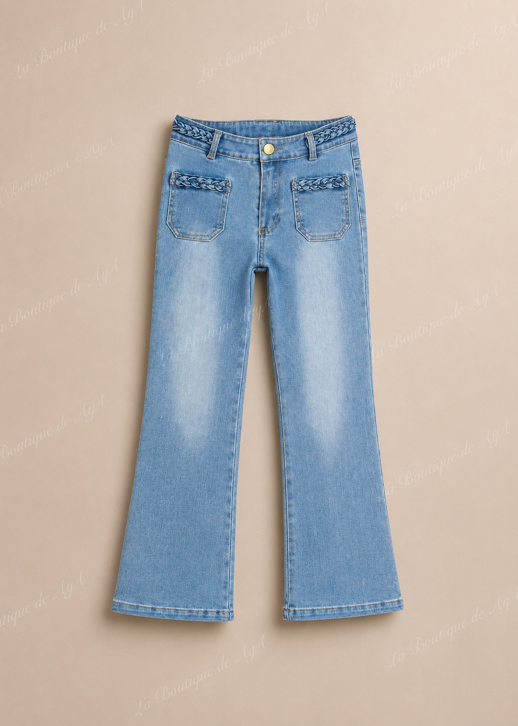 Pantalón vaquero azul claro para niña Miranda con pierna acampanada y detalles trenzados