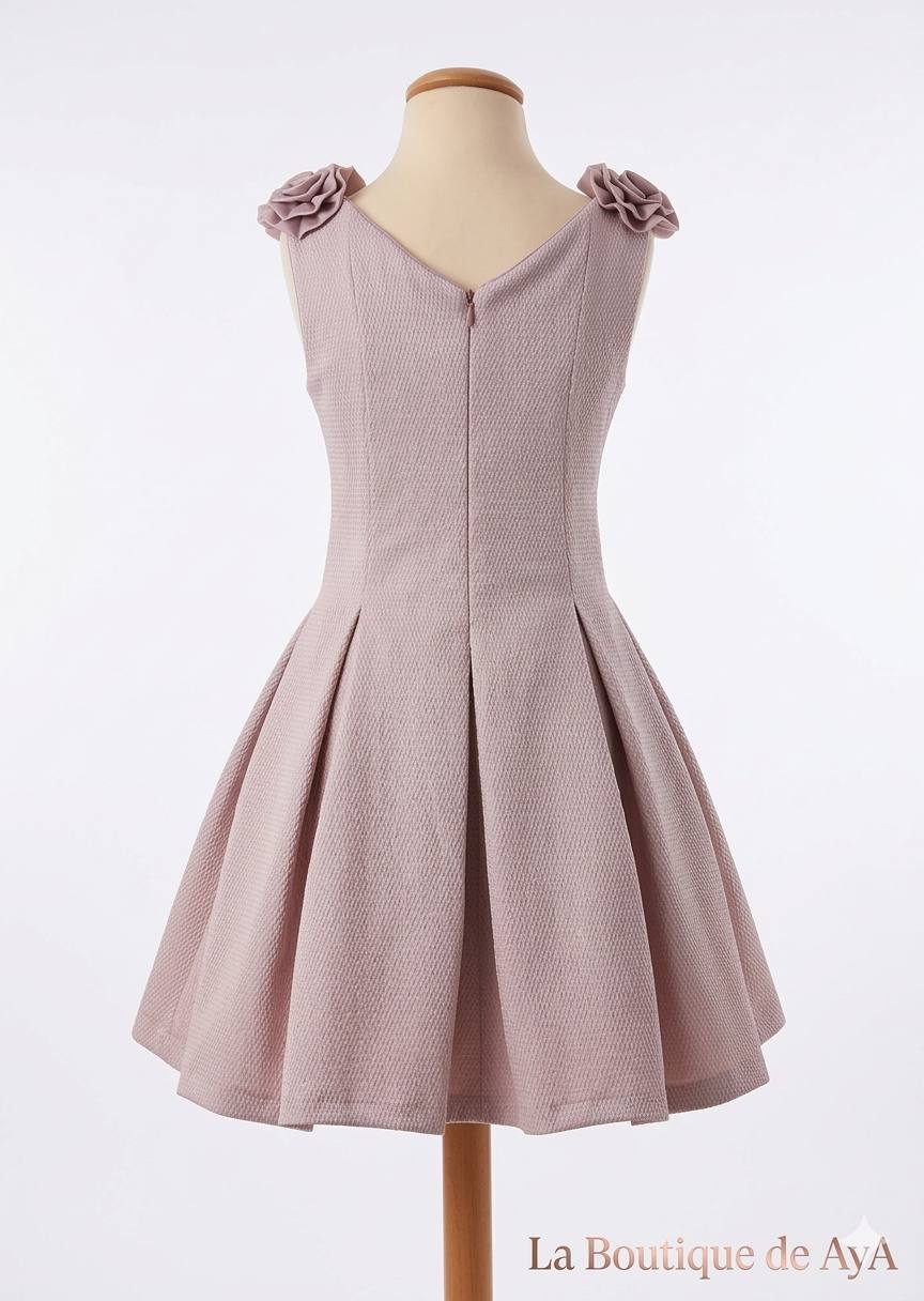 Detalle de la espalda en V y corona de flores del vestido Kiana de Meninas