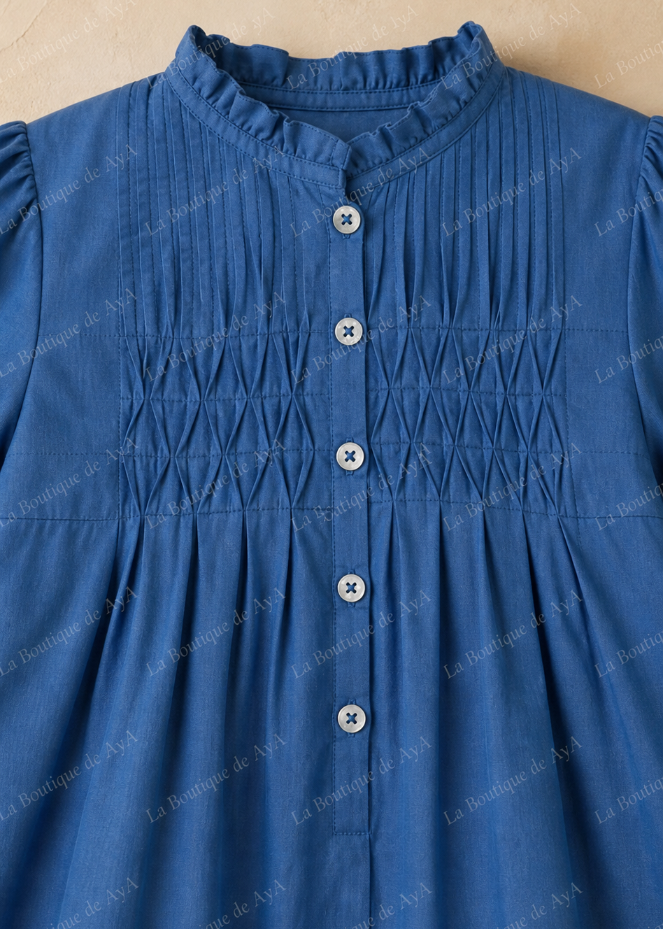 Cuello con volante, plisado y botones del vestido Miranda 0600