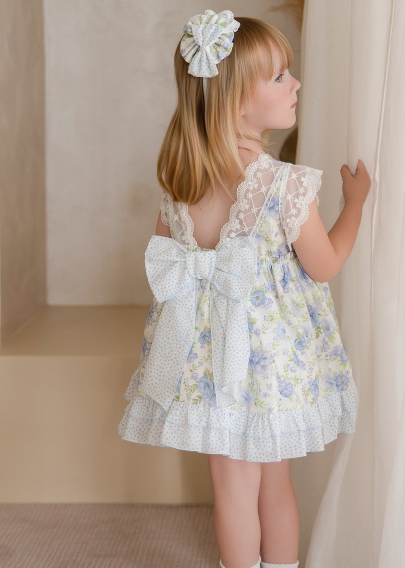 Vestido de ceremonia para niña con estampado floral azul y mangas de encaje, marca Miranda – verano 2026