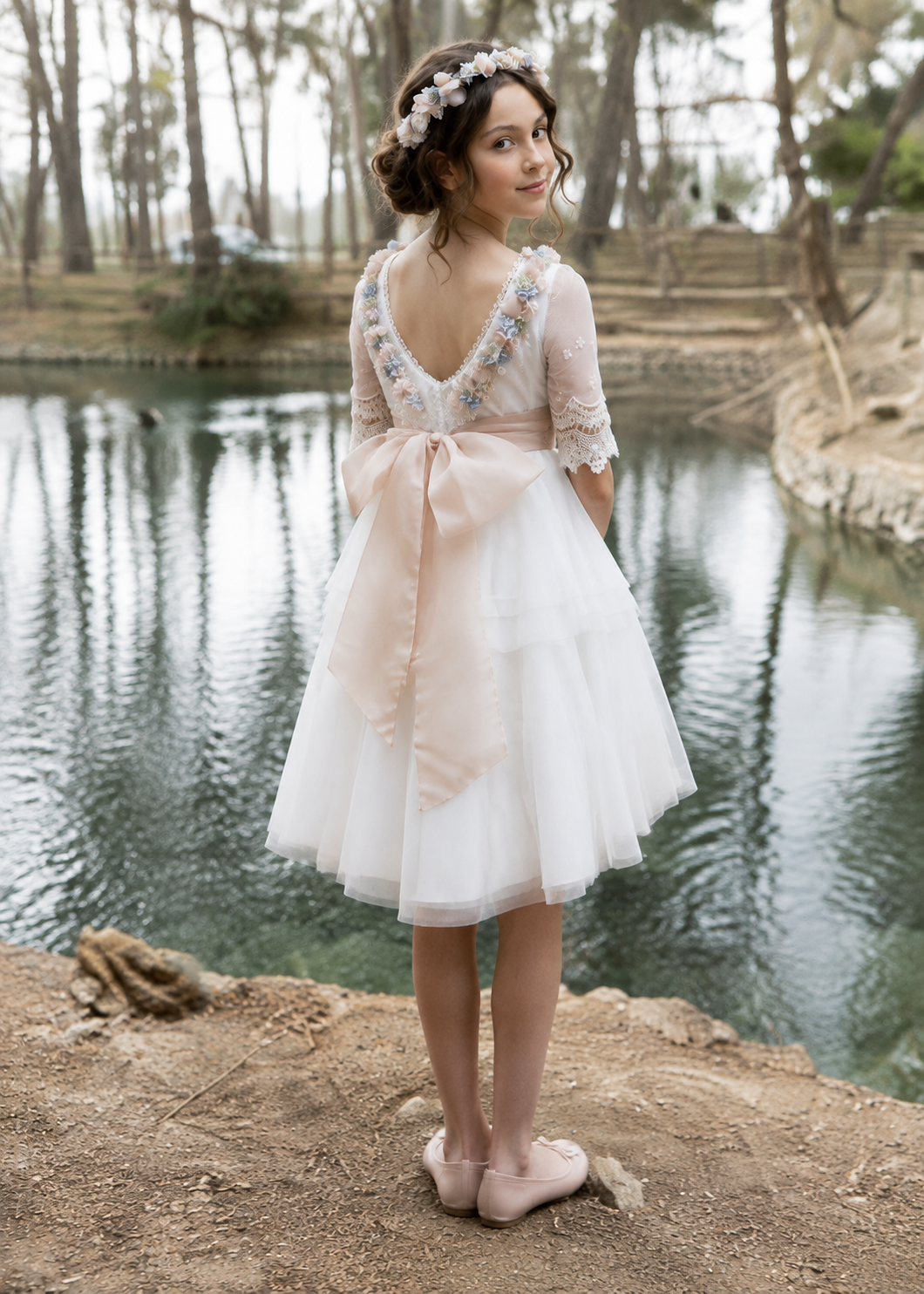 Espalda del vestido de comunión Rocío Meninas con flores y lazada rosa