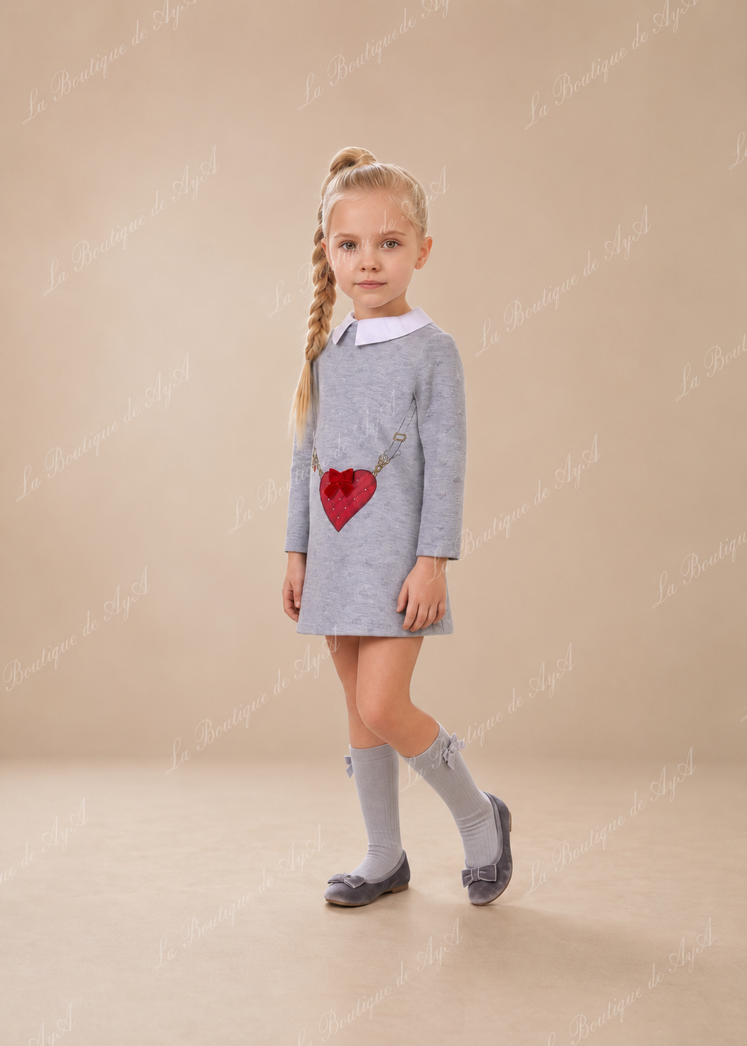 Niña con vestido gris Miranda de cuello blanco y corazón rojo delantero