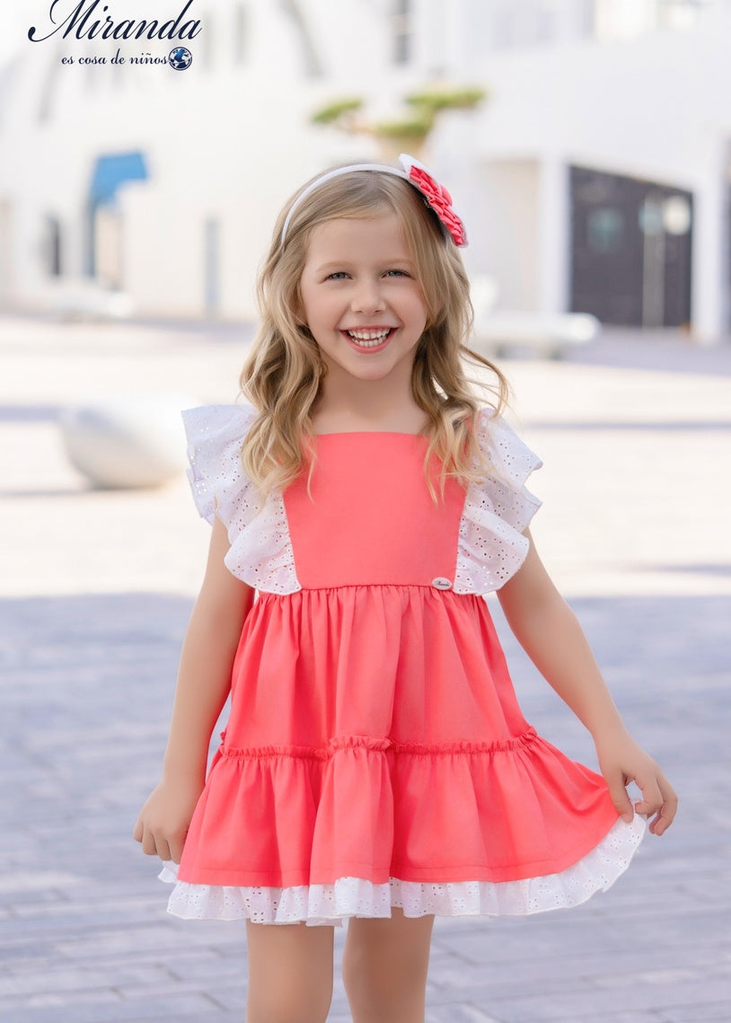 Vestido niña coral con volantes y detalles bordados, vista frontal