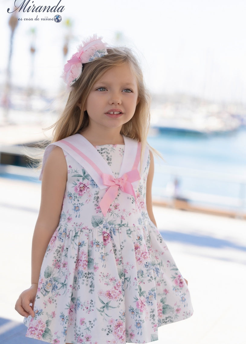 Vestido niña floral con cuello marinero y lazo rosa, vista frontal