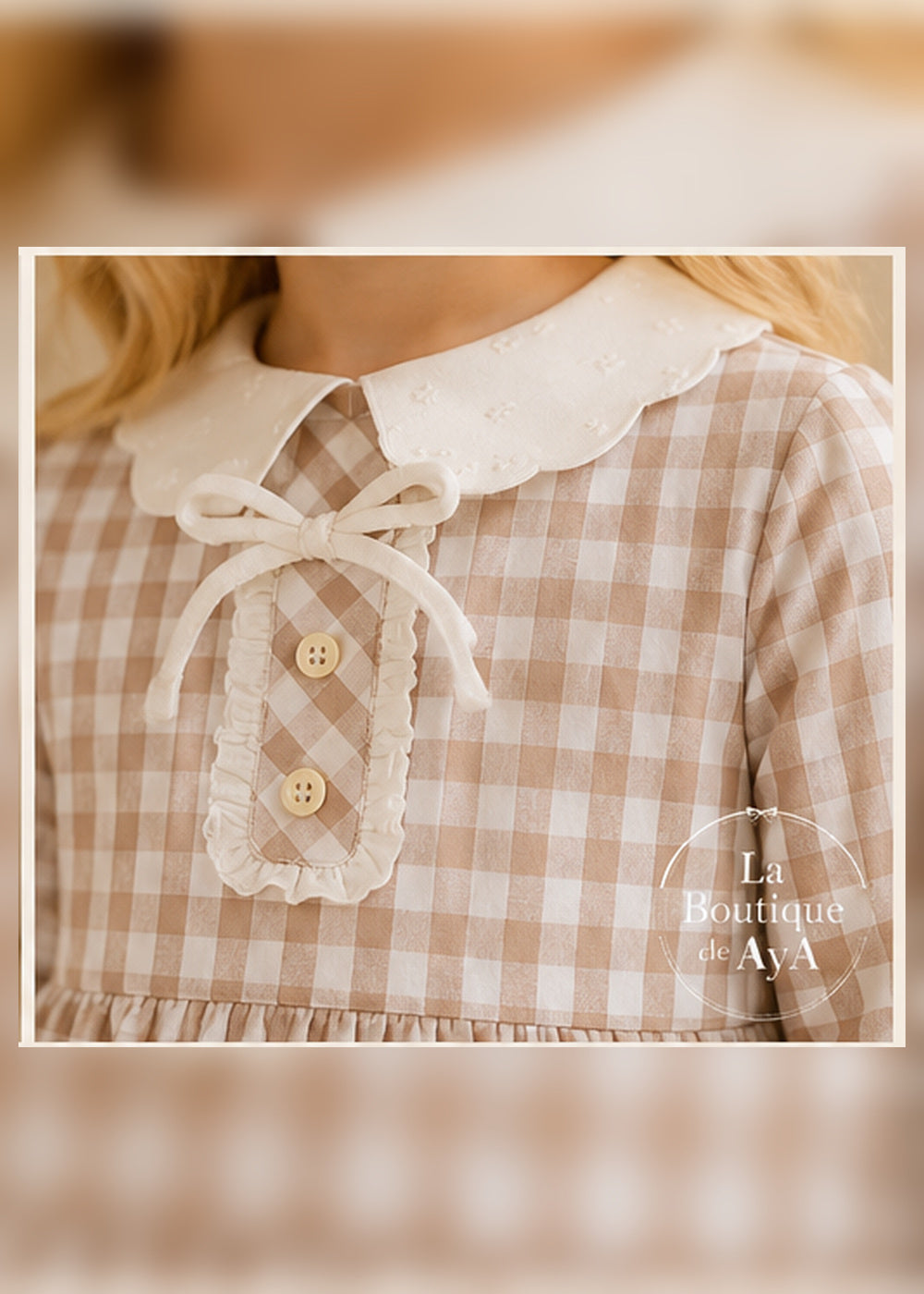Detalle del cuello blanco con lazo del vestido Miranda de niña
