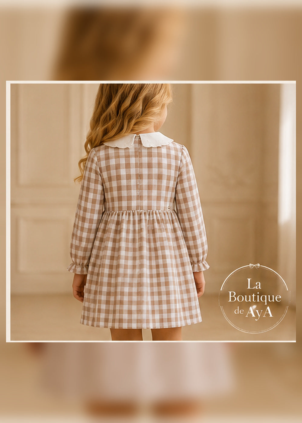 Vista trasera del vestido de niña Miranda de cuadros vichy beige