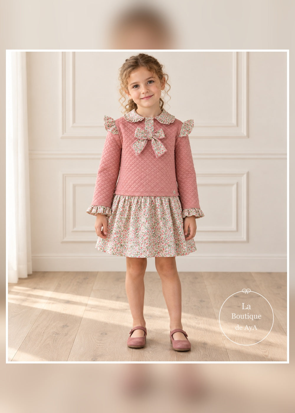 Vista frontal del vestido Miranda 400616V rosa acolchado y falda floral para niña