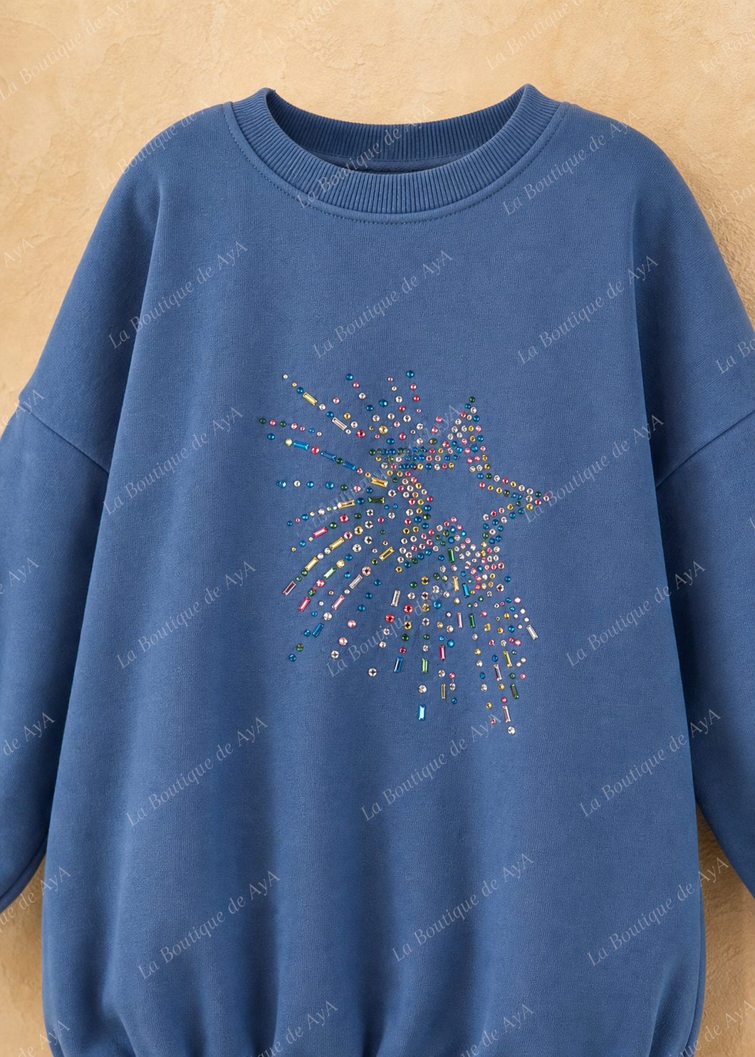 Detalle de estrella multicolor de pedrería del vestido Miranda 0601