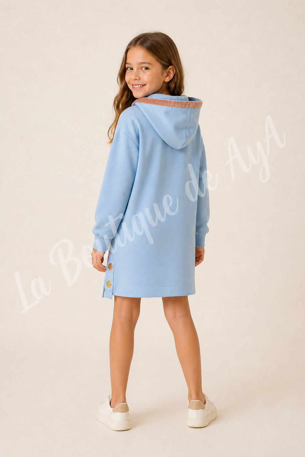 Niña con vestido sudadera celeste Miranda 0632, vista trasera con marca de agua La Boutique de AyA